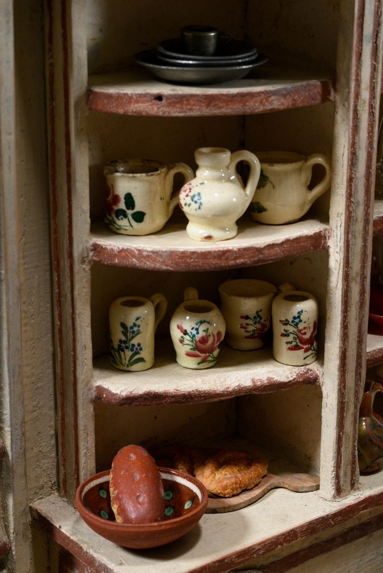 Dolls' shop with dolls and rich interior: e.g. pewter plates, glass bottles, porcelain jugs, around - Image 6 of 14