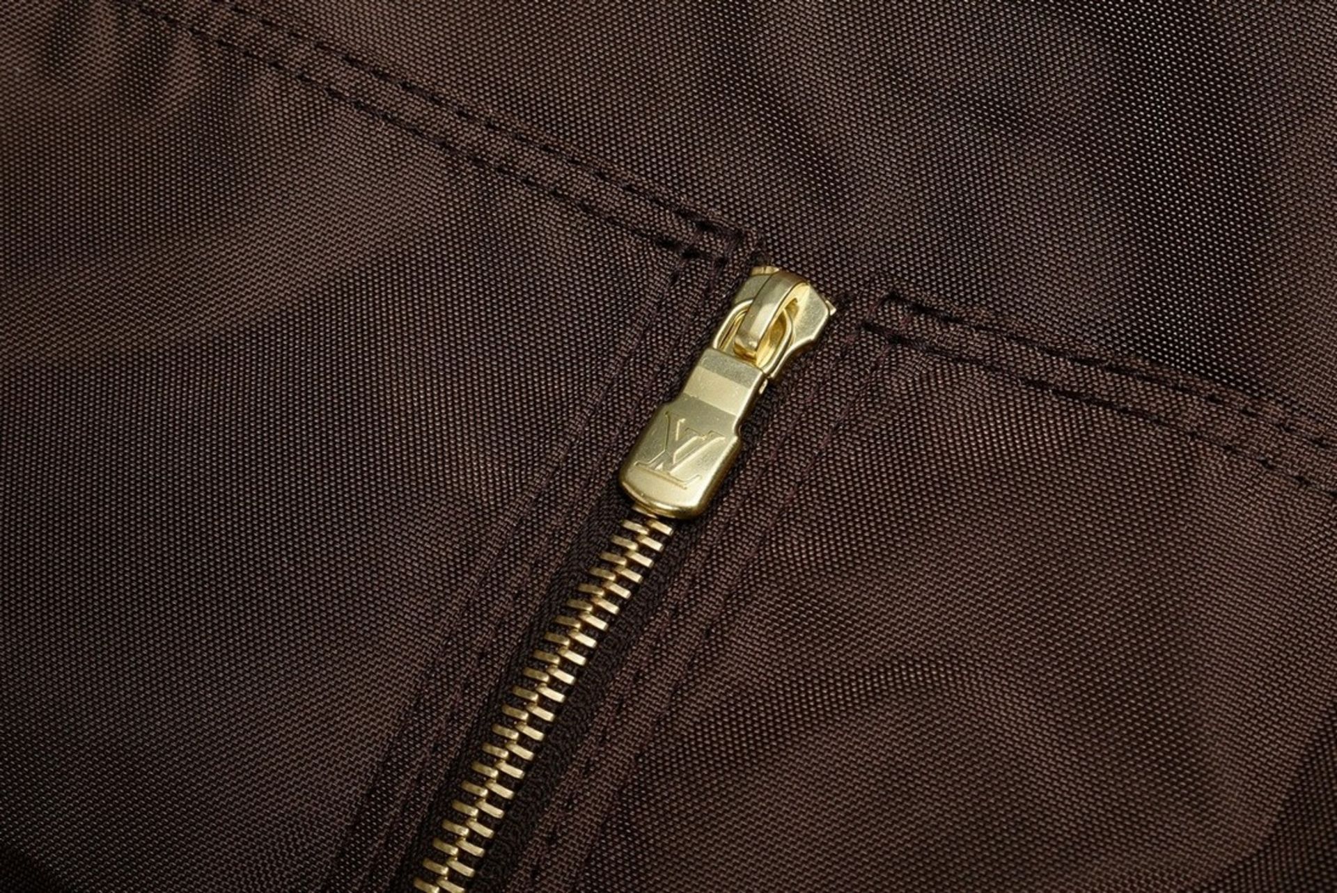 Dunkelbrauner Nylon Louis Vuitton Kleidersack mit heller Lederschlaufe und goldfarbenem Reißverschl - Bild 4 aus 4