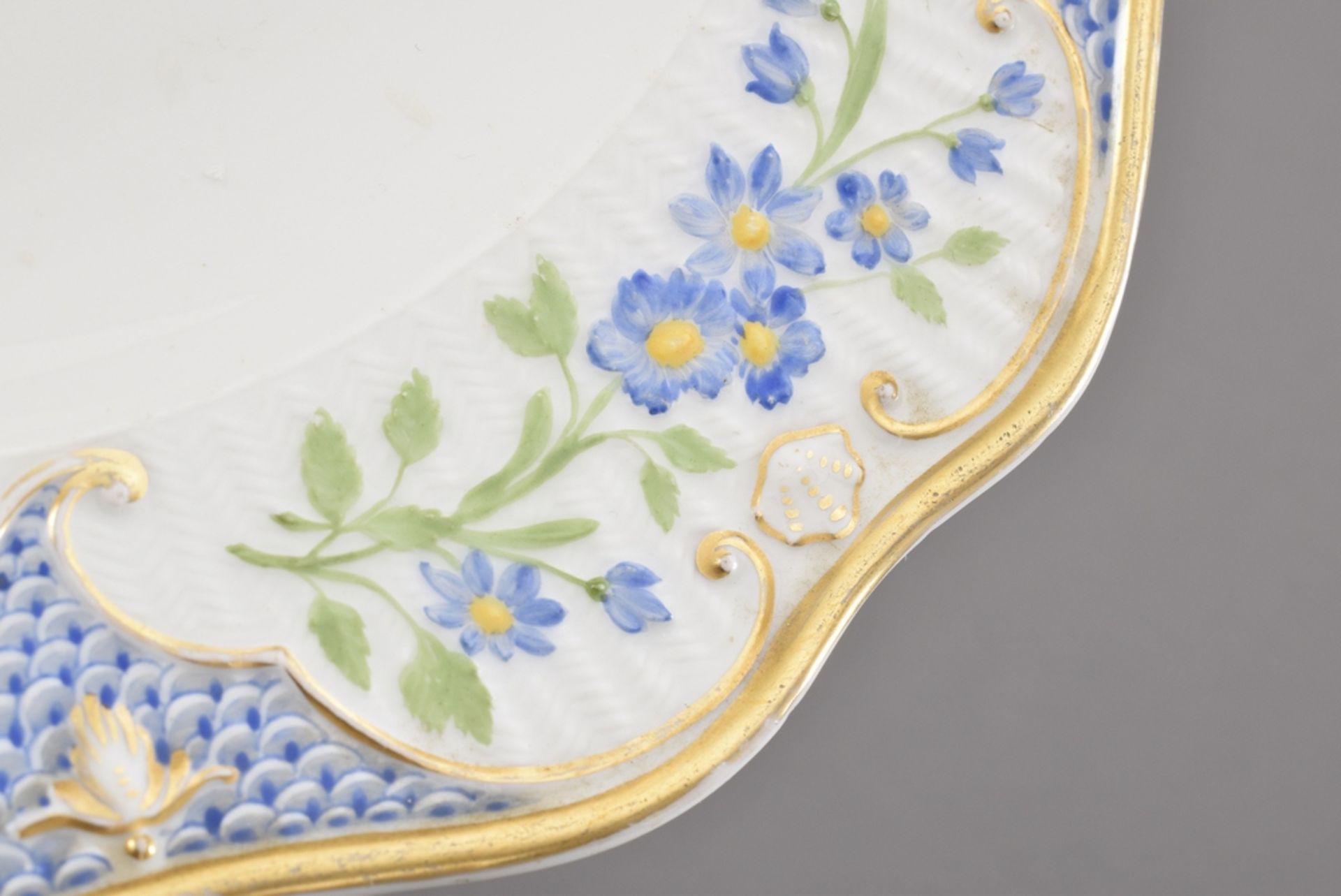 KPM Plate with wavy rim and flawless painting "Flowers" as well as blue scale reserves on a relief  - Image 3 of 3