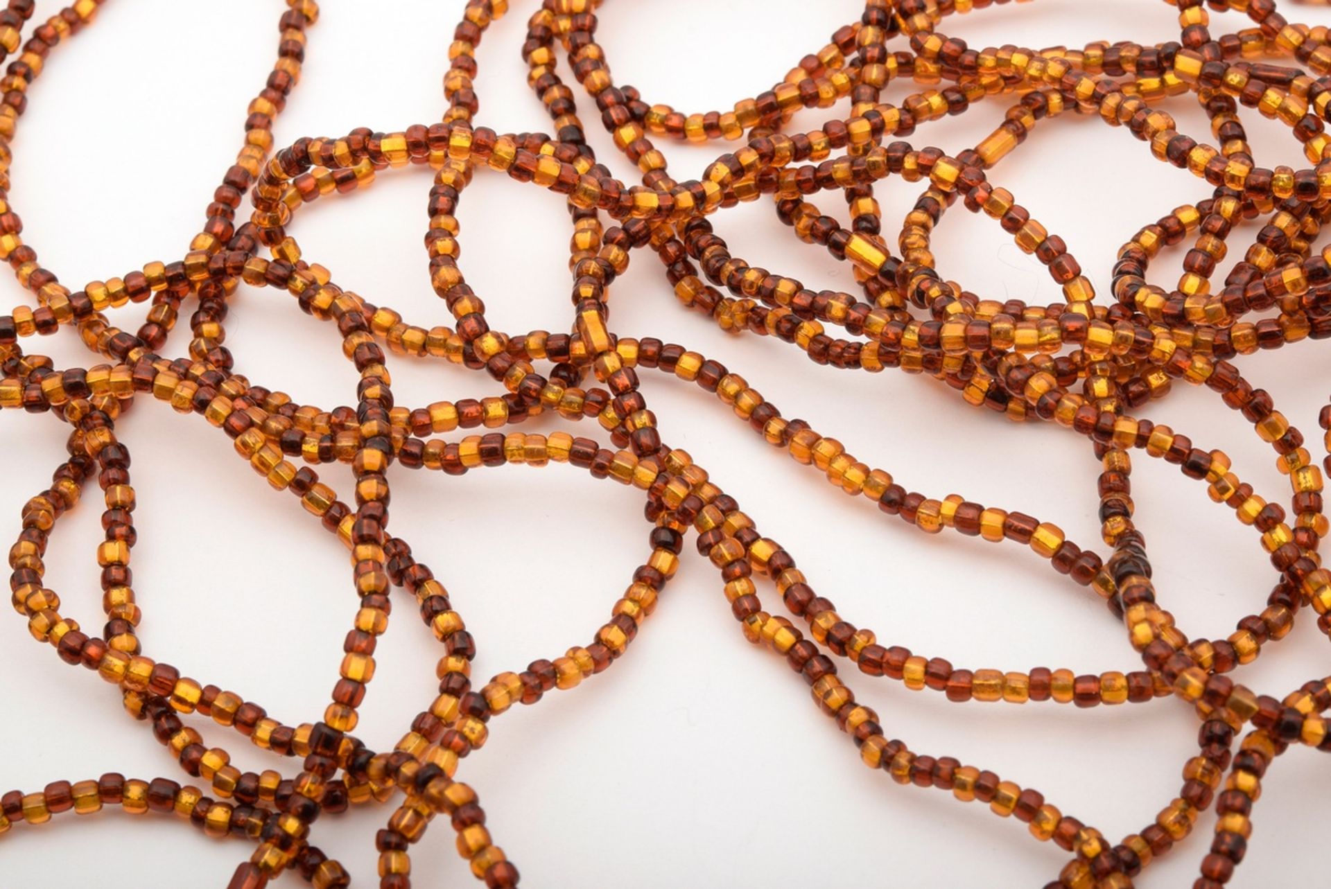 11 Various brown-tinted pieces of jewellery with glass beads and rhinestones: 3x pairs of gold-plat - Image 15 of 16