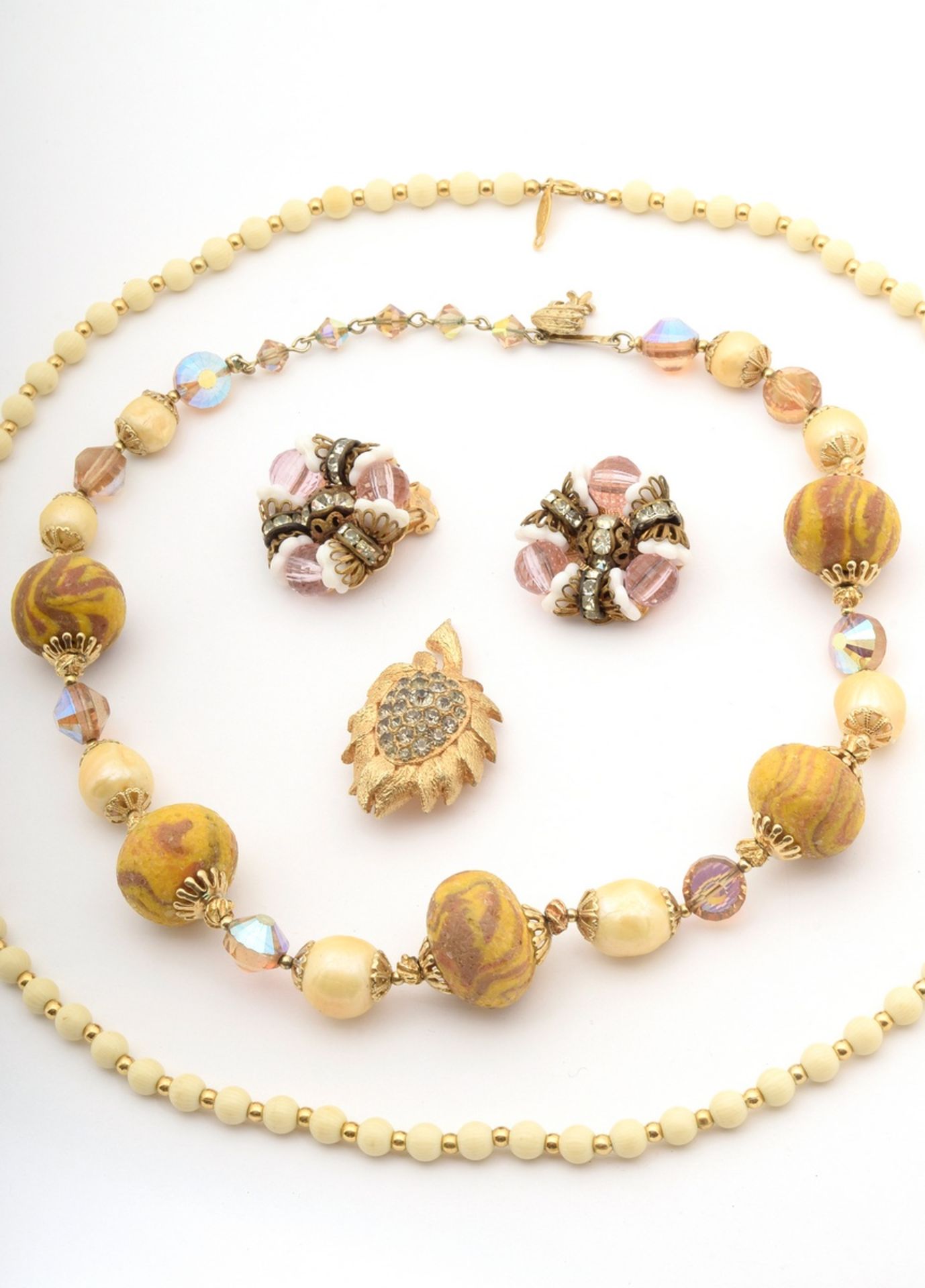 5 pieces of gold-plated costume jewellery with artificial pearls, glass beads and rhinestones: 1x n