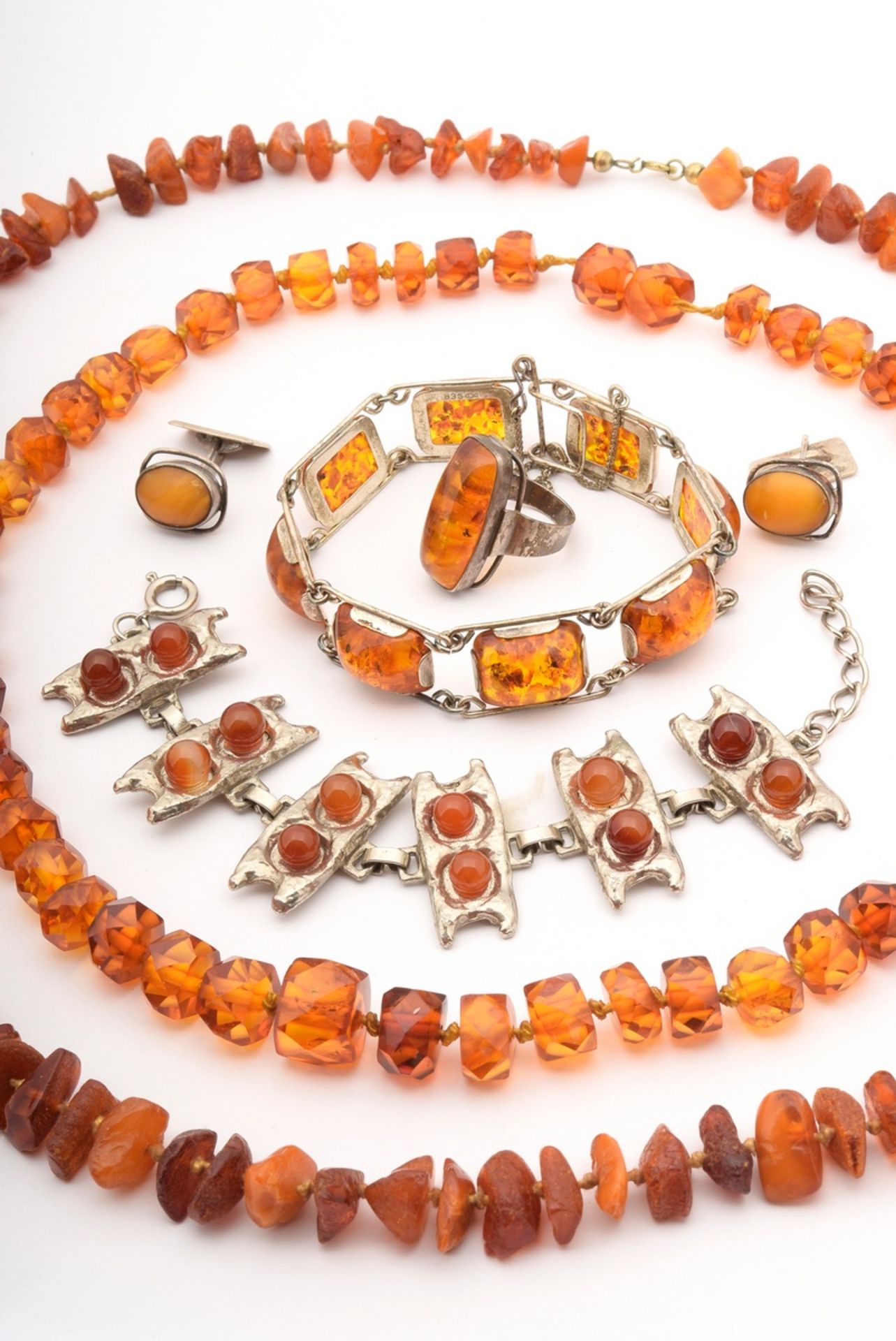 7 Various pieces of amber jewellery: 2x necklaces (l. 53-131cm), 1x bracelet, silver 835 with stamp