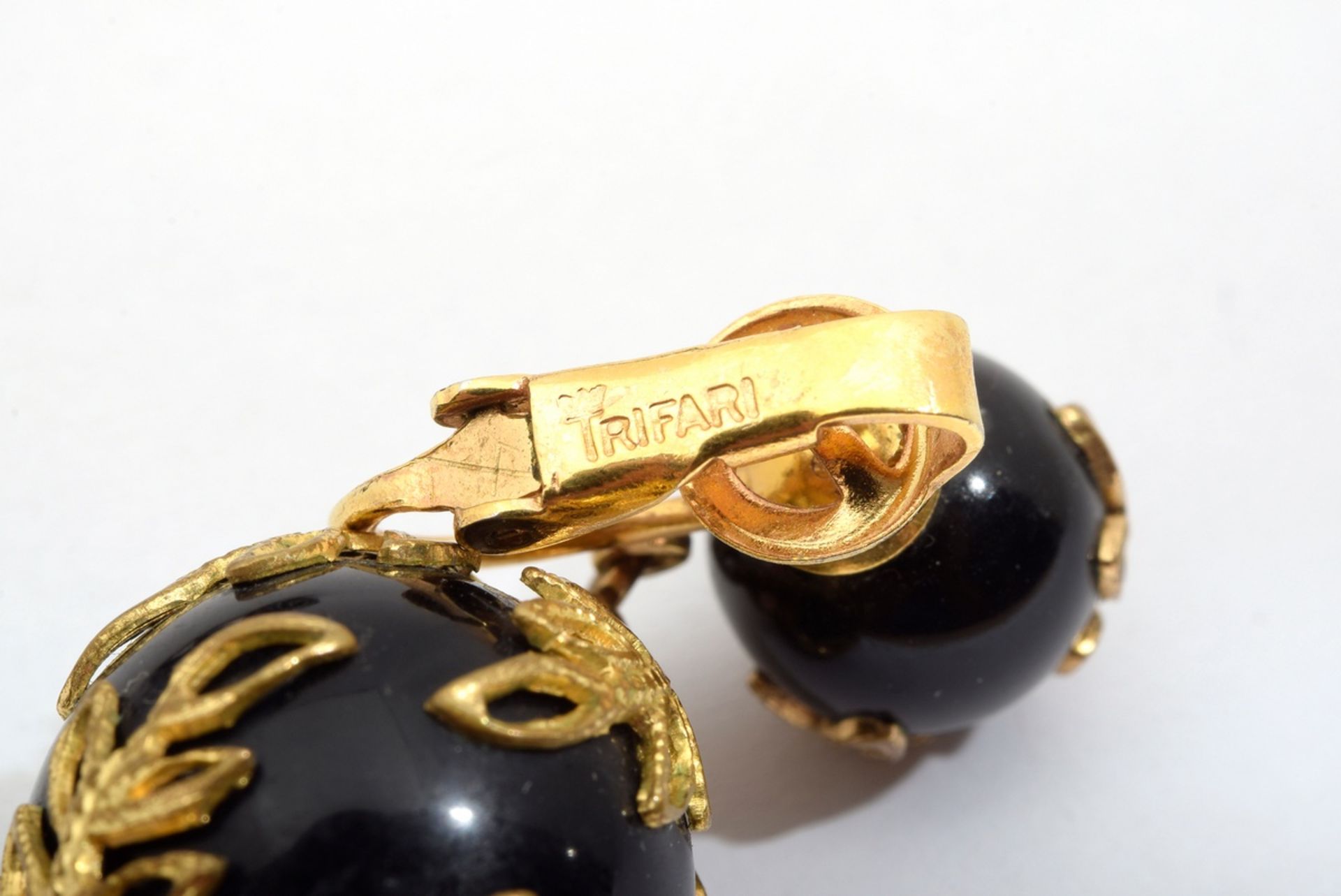 3 pieces gold-plated costume jewellery with black plastic beads, signed "Trifari": 1x necklace (l.  - Image 3 of 3