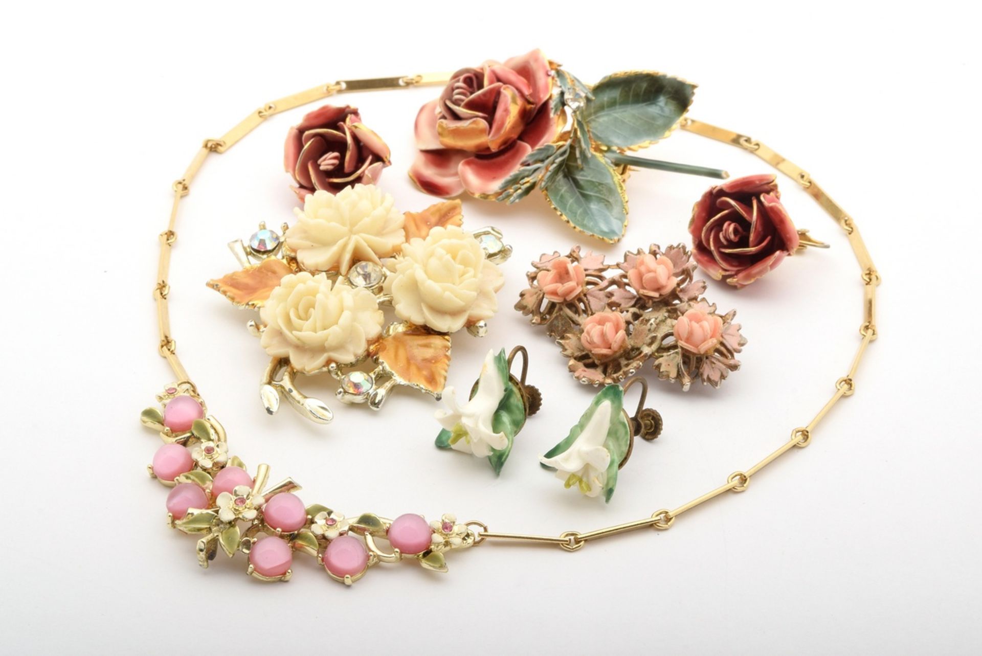 8 pieces of gold plated floral costume jewellery with plastic elements, rhinestones, glass cabochon - Image 2 of 15