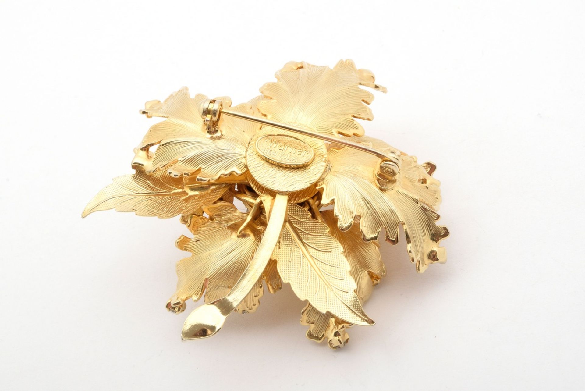 Large gilt flower pin with rhinestones, signed "Warner, New York", l. 6.5cm - Image 3 of 3