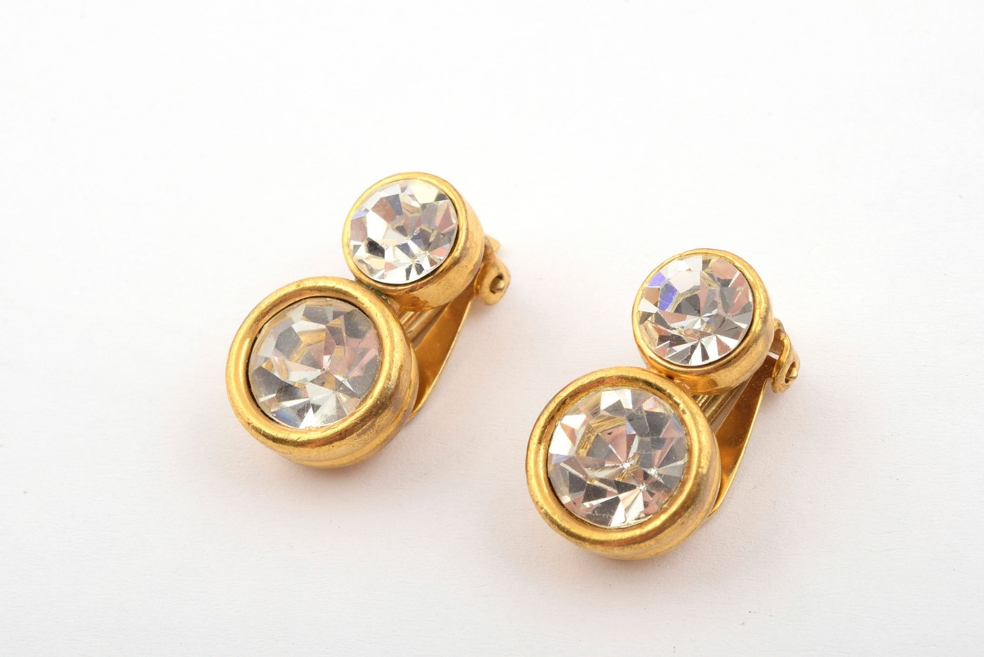 4 pieces of gold plated modern costume jewellery with rhinestones: 1x pin (l. 10,5cm), 1x pair of e - Image 2 of 5