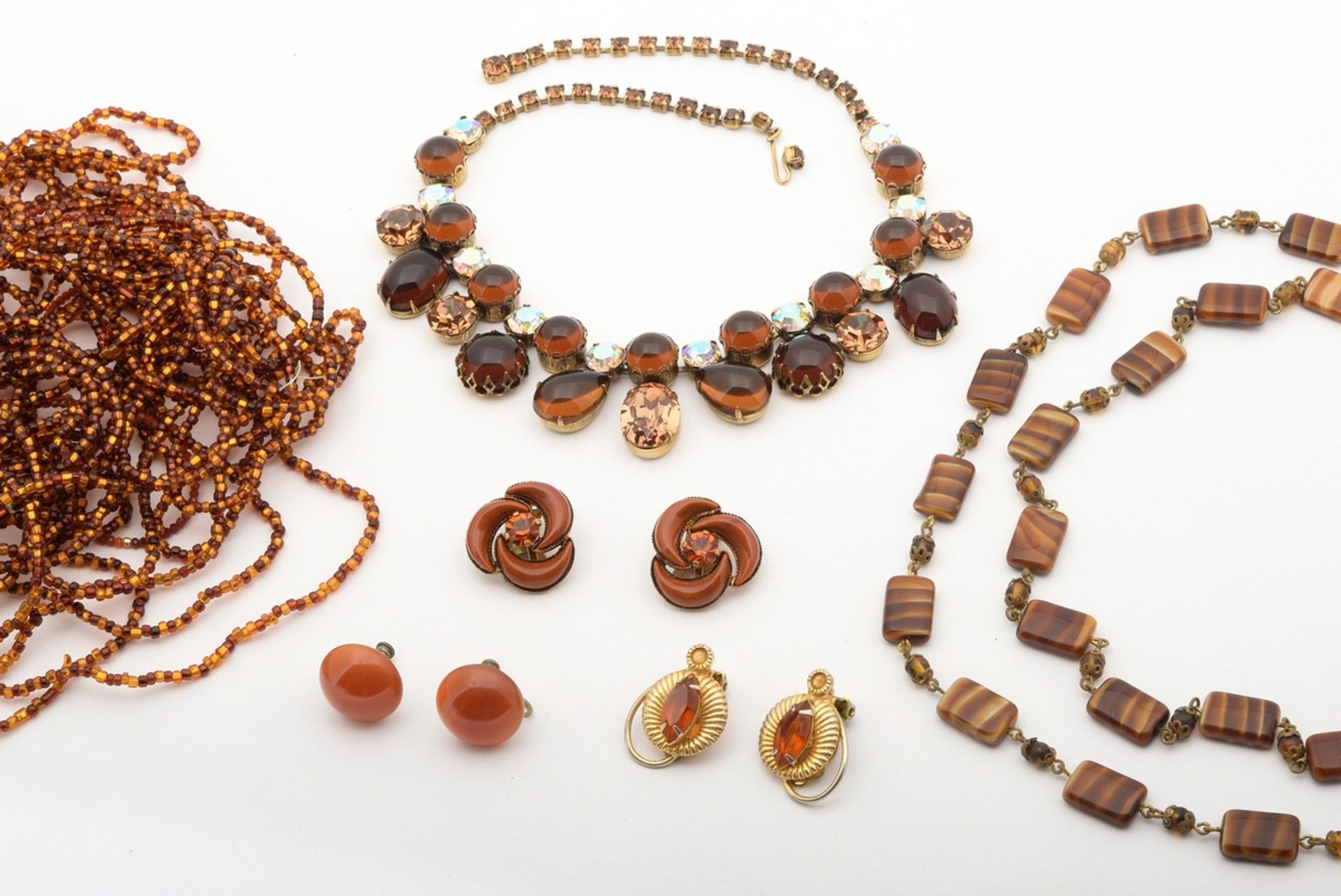 11 Various brown-tinted pieces of jewellery with glass beads and rhinestones: 3x pairs of gold-plat