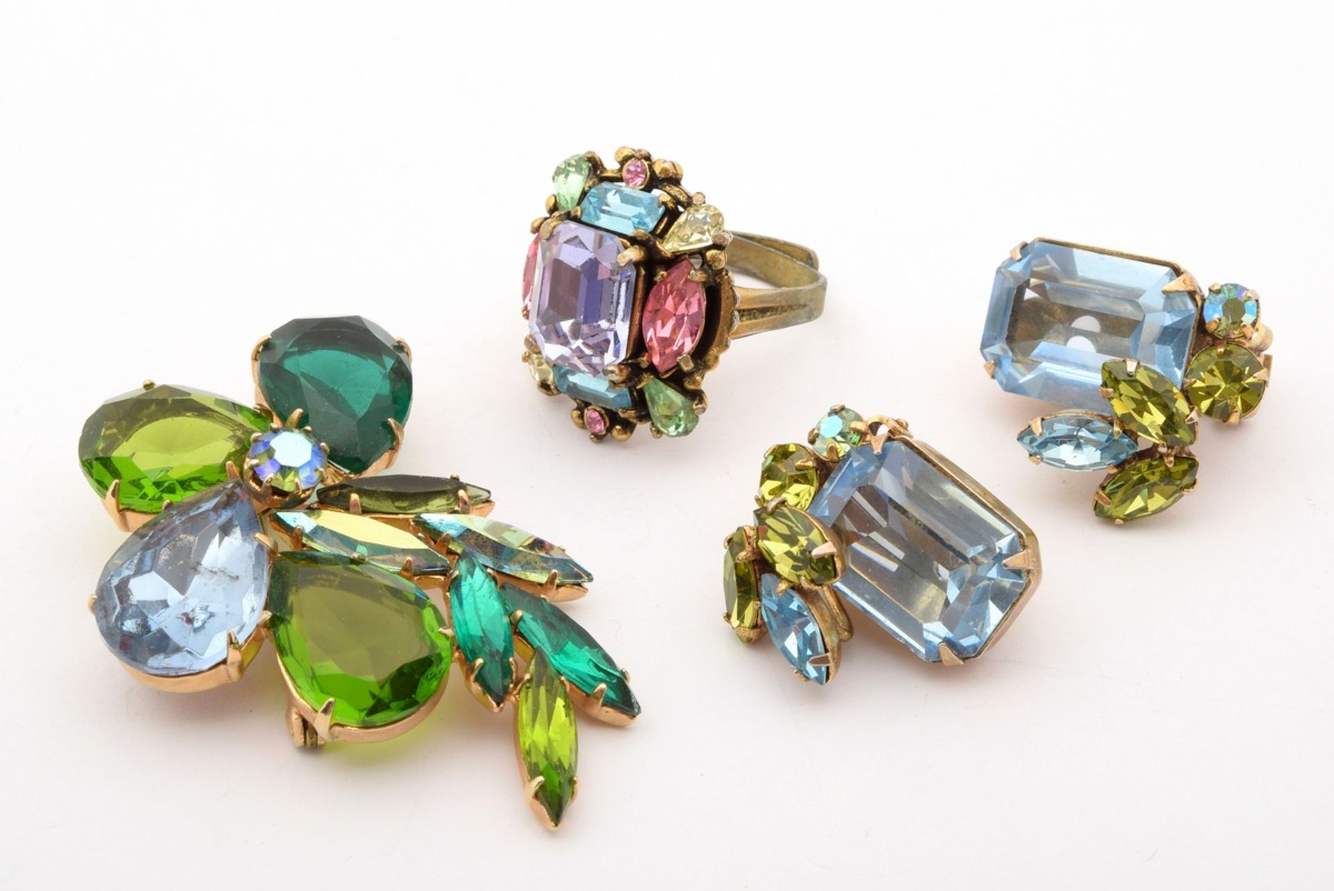 4 pieces gold plated blue/green midcentury rhinestone jewellery: 1x flower pin (l.5,5cm), 1x pair o