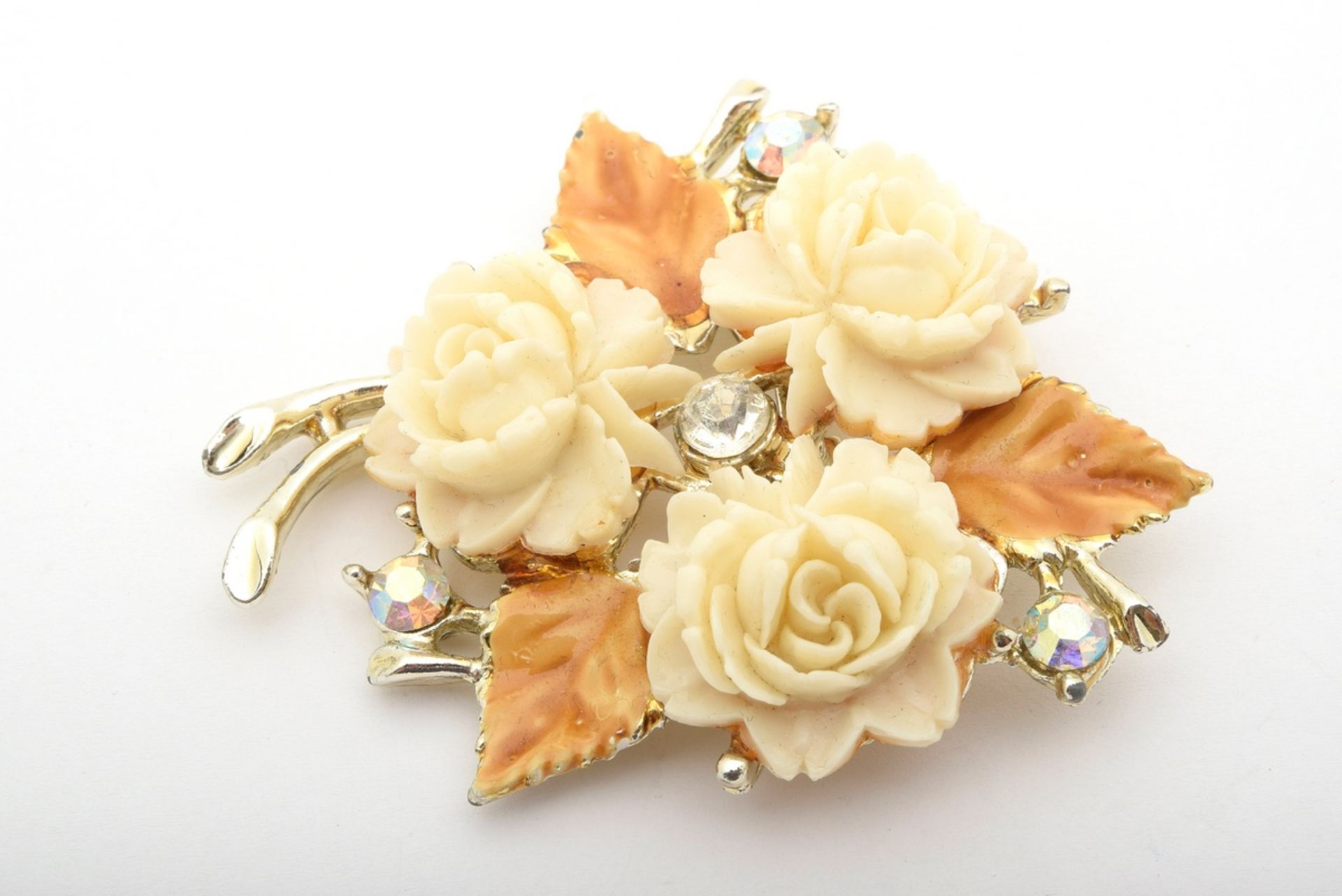 8 pieces of gold plated floral costume jewellery with plastic elements, rhinestones, glass cabochon - Image 6 of 15