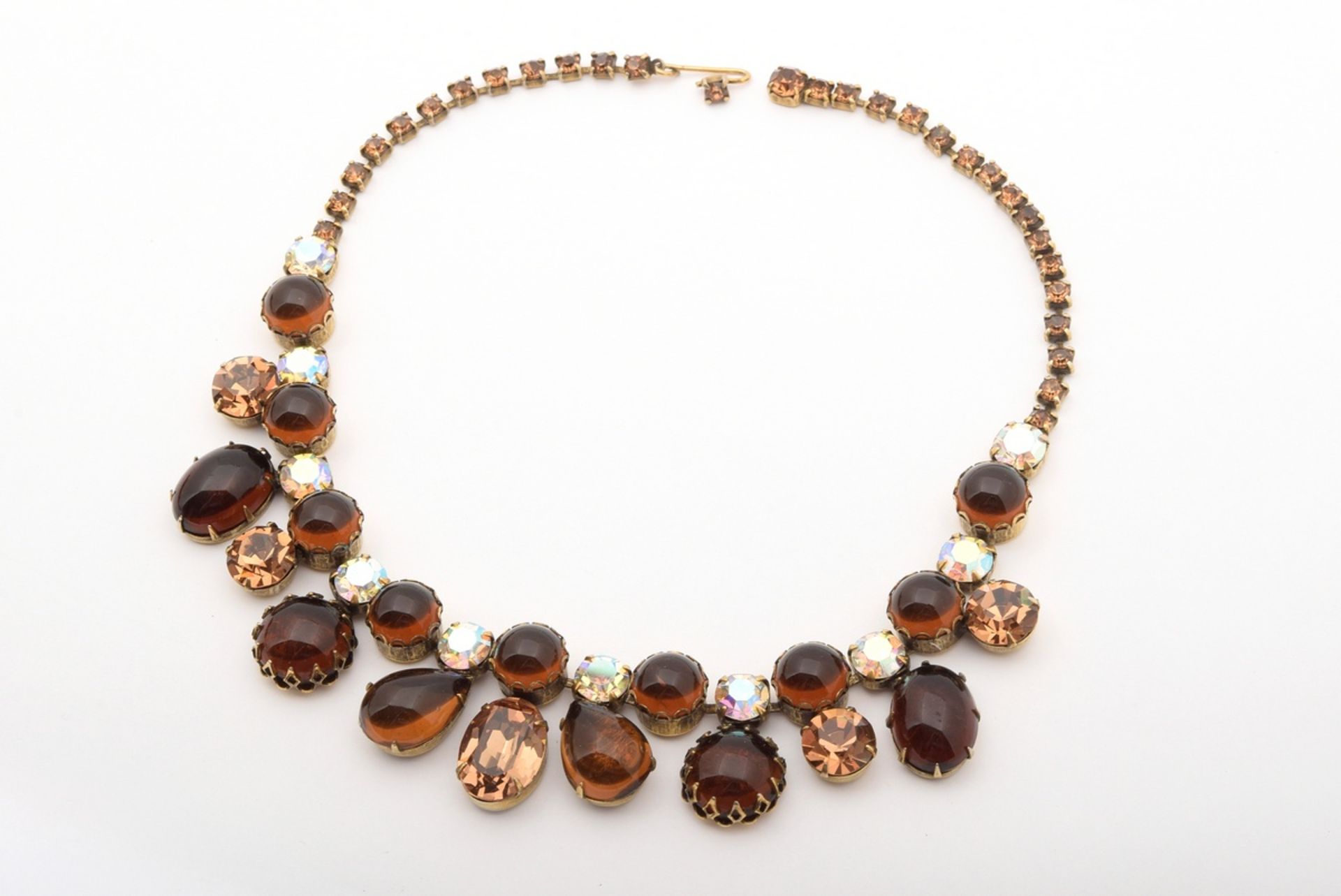 11 Various brown-tinted pieces of jewellery with glass beads and rhinestones: 3x pairs of gold-plat - Image 11 of 16