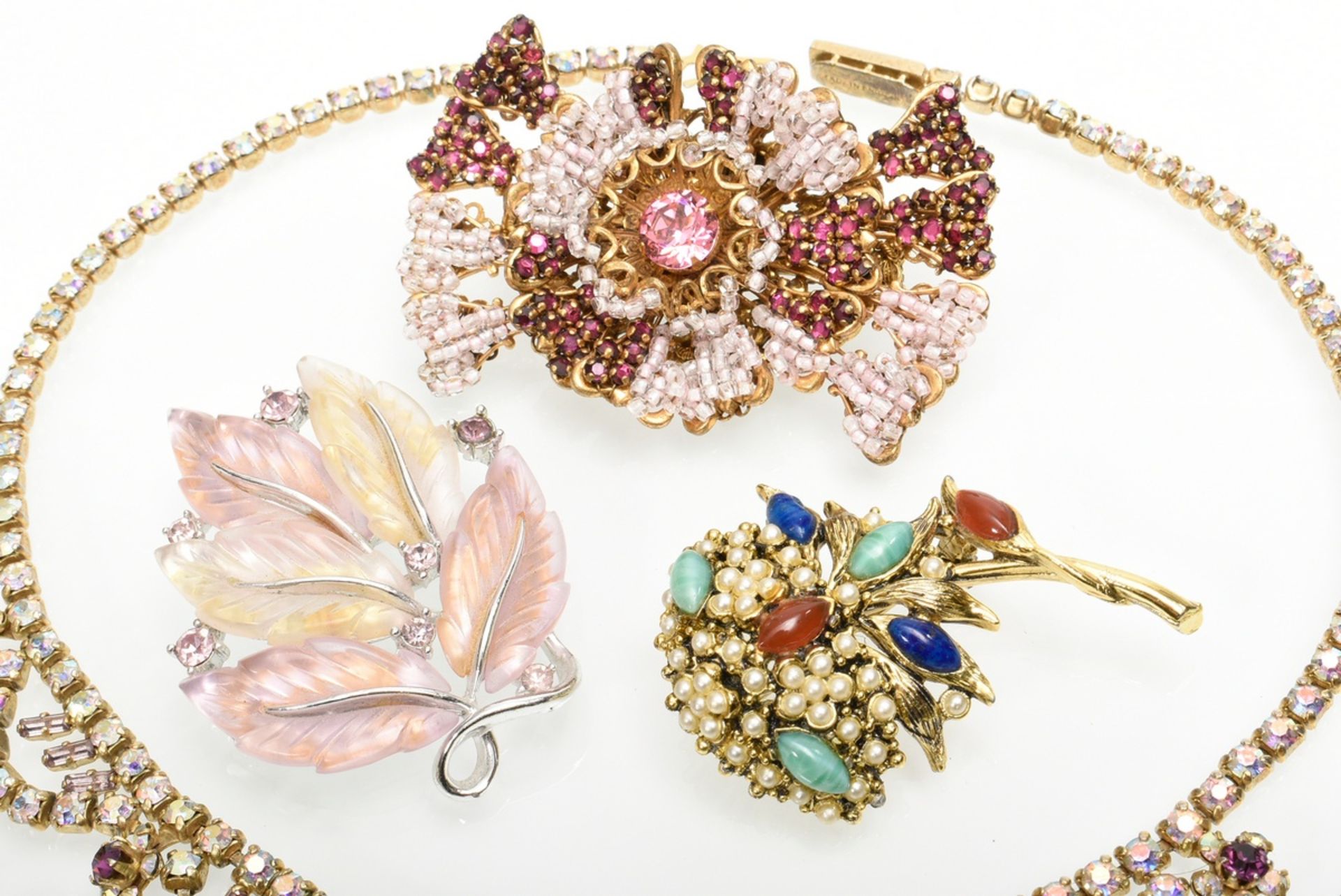 6 pieces of vintage costume jewellery with glass beads and rhinestones in white metal and gold plat - Image 5 of 18