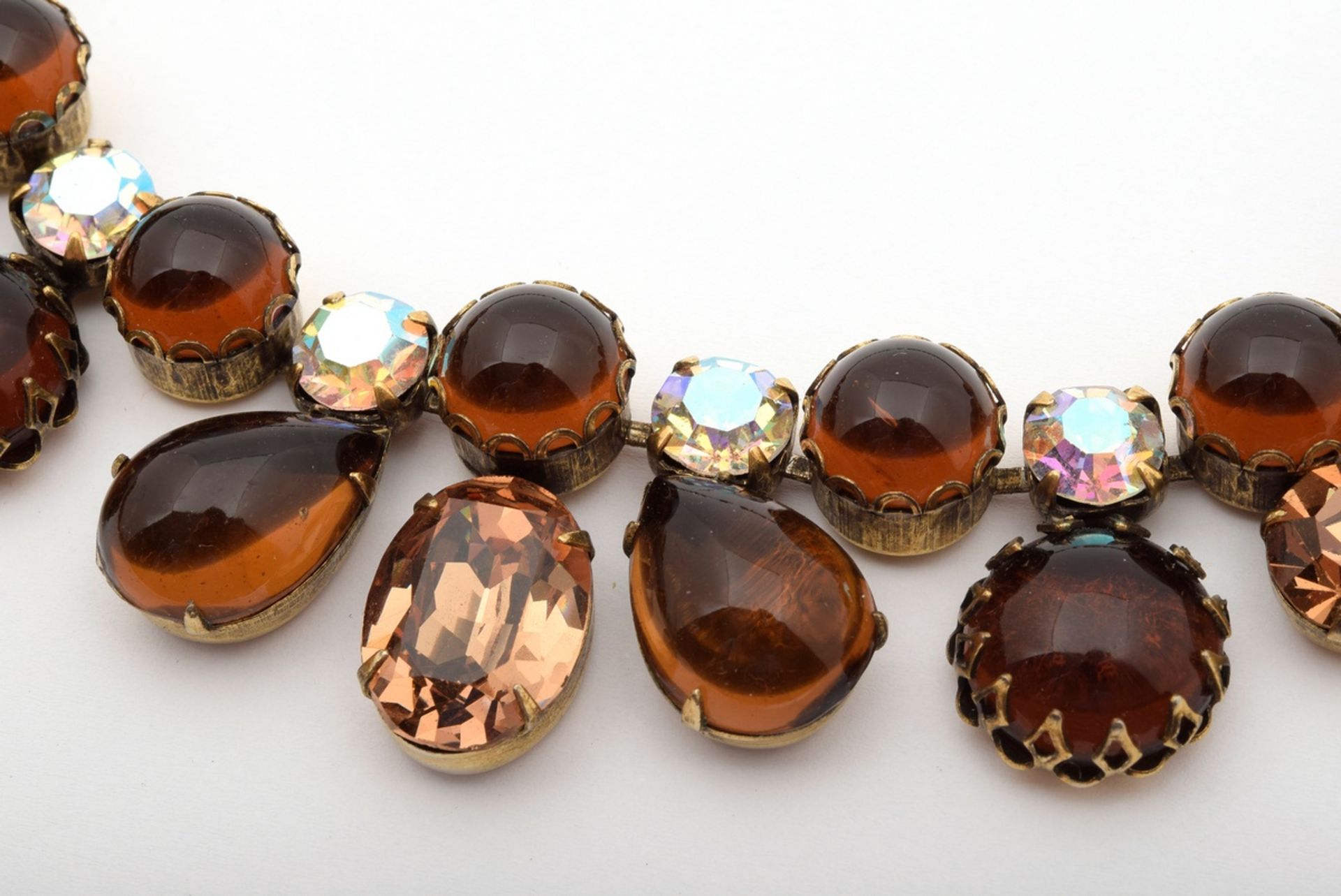 11 Various brown-tinted pieces of jewellery with glass beads and rhinestones: 3x pairs of gold-plat - Image 12 of 16