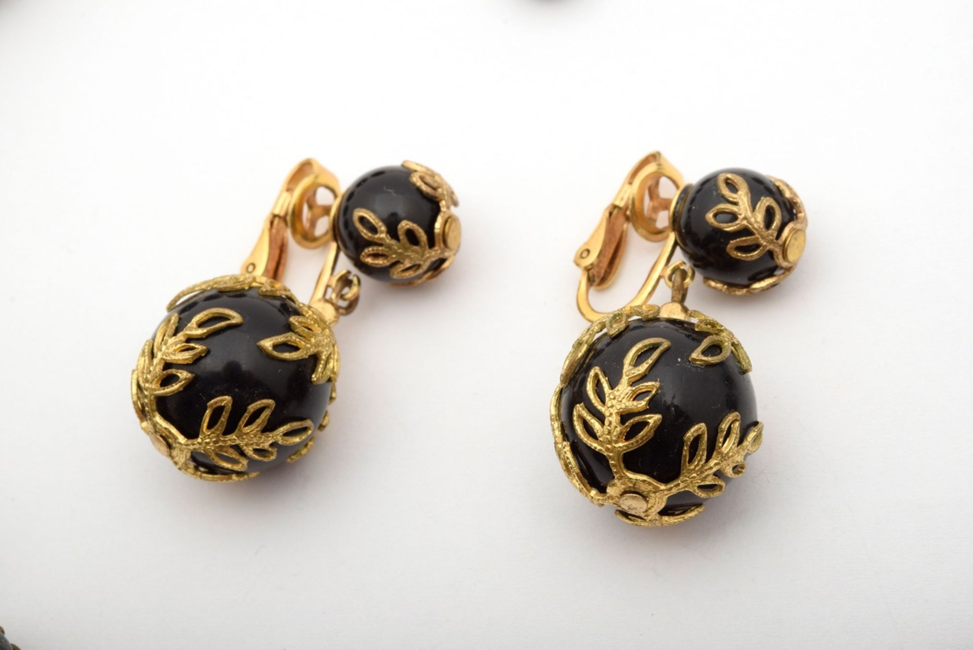 3 pieces gold-plated costume jewellery with black plastic beads, signed "Trifari": 1x necklace (l.  - Image 2 of 3