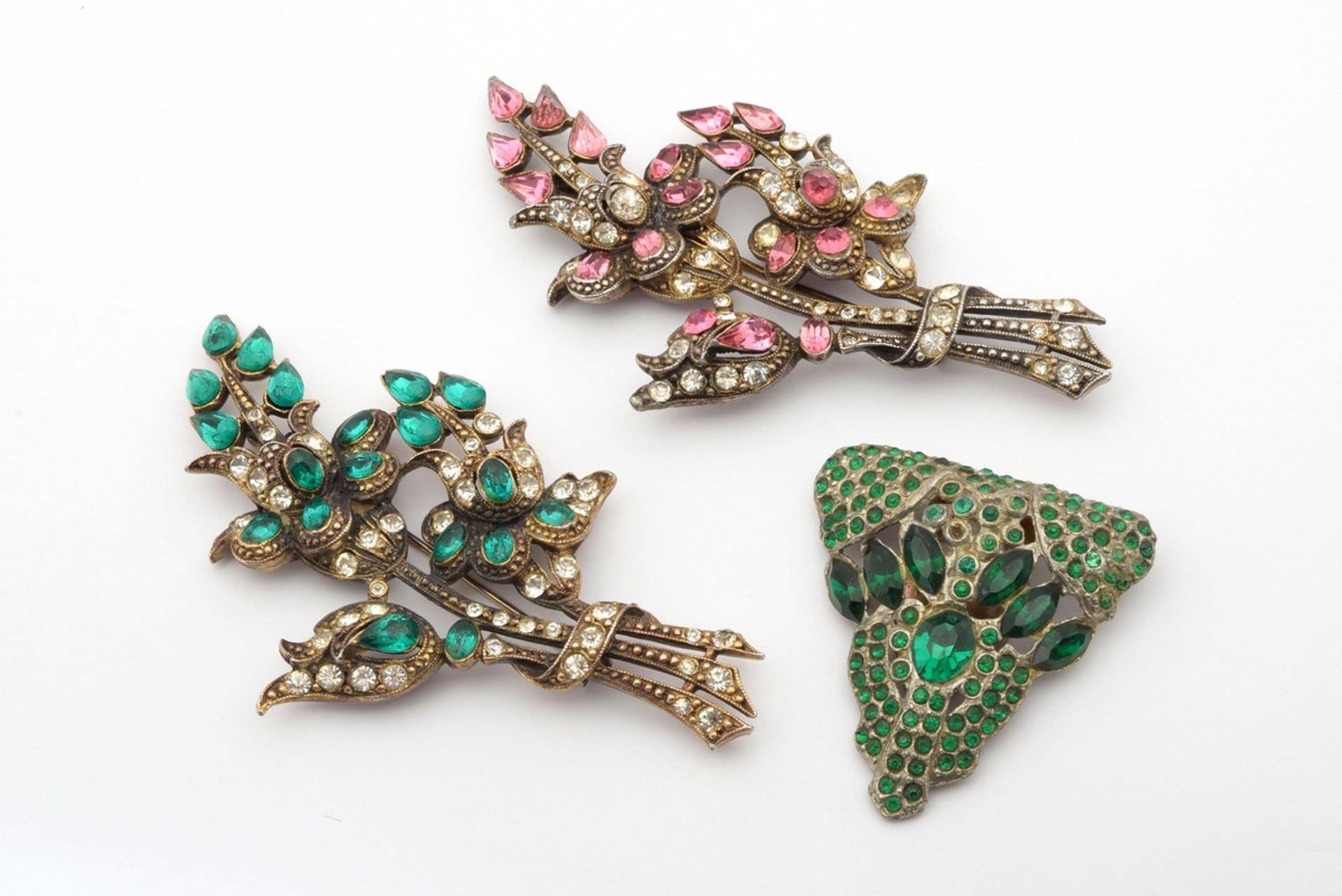 3 pieces of costume jewellery made of white metal with coloured rhinestones: 2x fur/costume pins, s