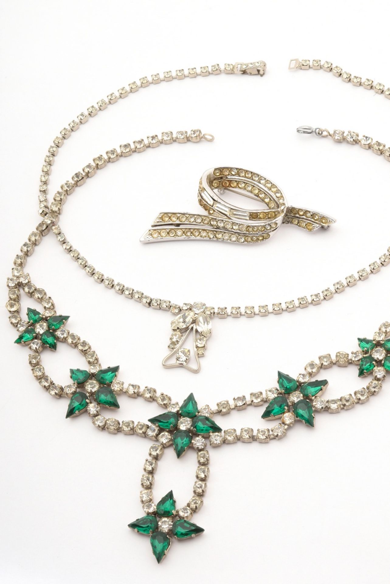 3 pieces vintage costume jewellery in white metal with green and white rhinestones: 1x star necklac