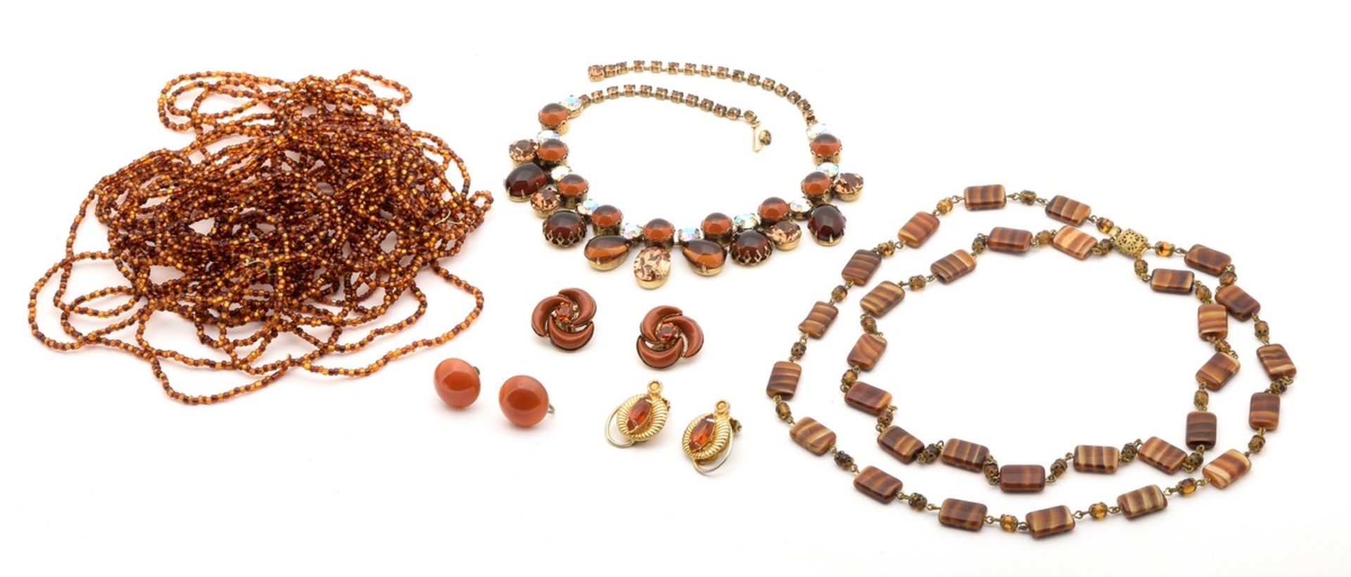 11 Various brown-tinted pieces of jewellery with glass beads and rhinestones: 3x pairs of gold-plat - Image 2 of 16