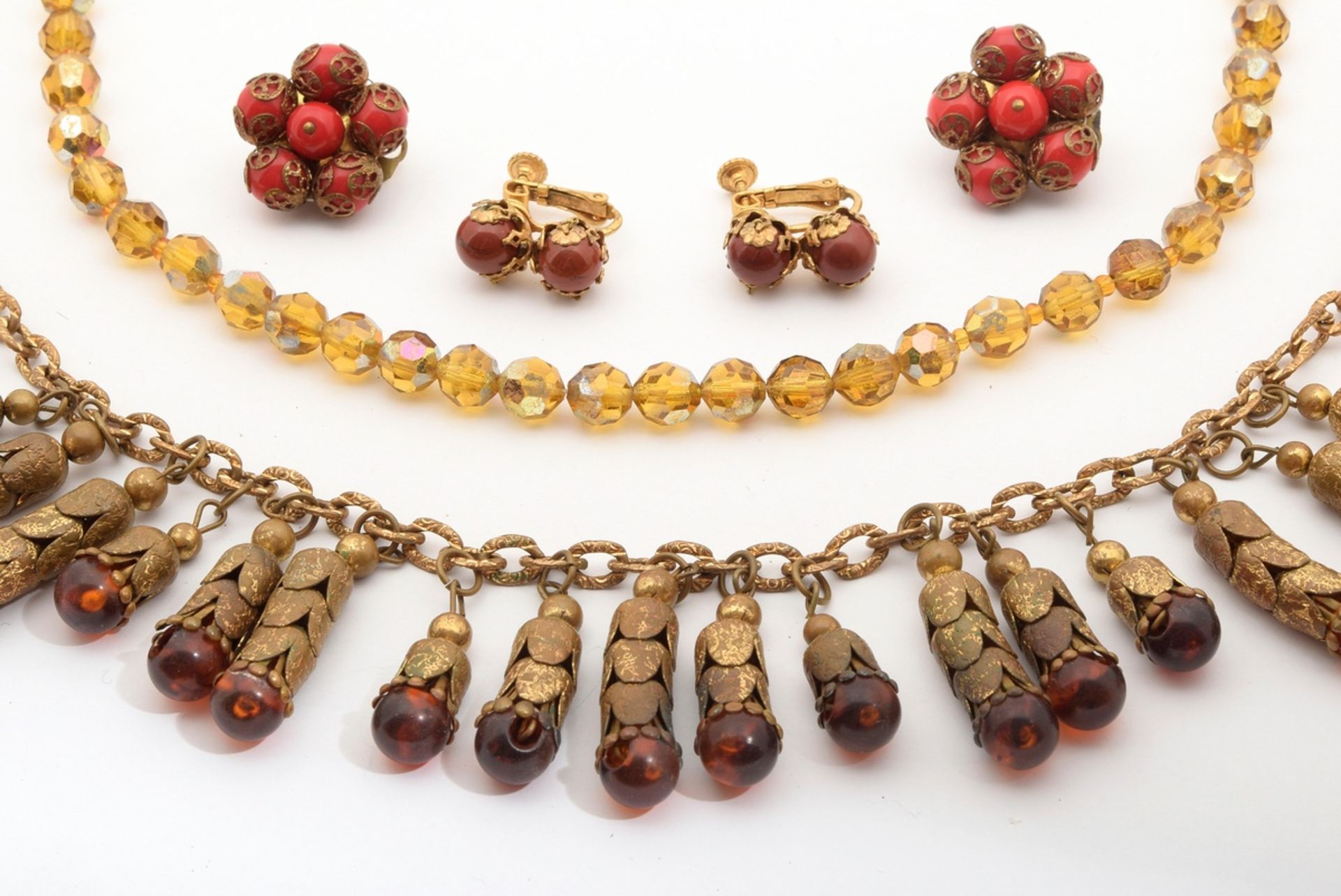 6 pieces of gold-plated vintage costume jewellery with glass stones, around 1940: 1x necklace (l. 4