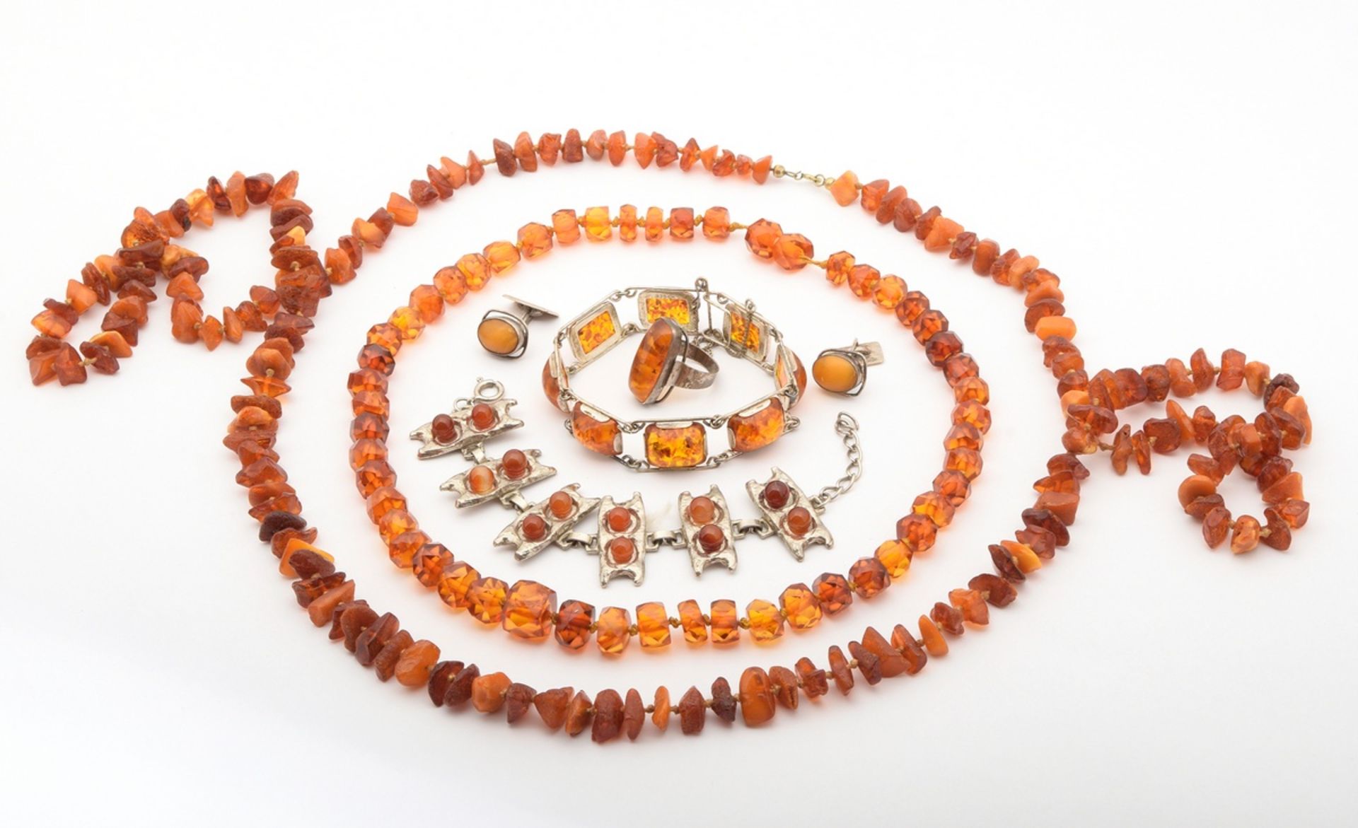 7 Various pieces of amber jewellery: 2x necklaces (l. 53-131cm), 1x bracelet, silver 835 with stamp - Image 2 of 10
