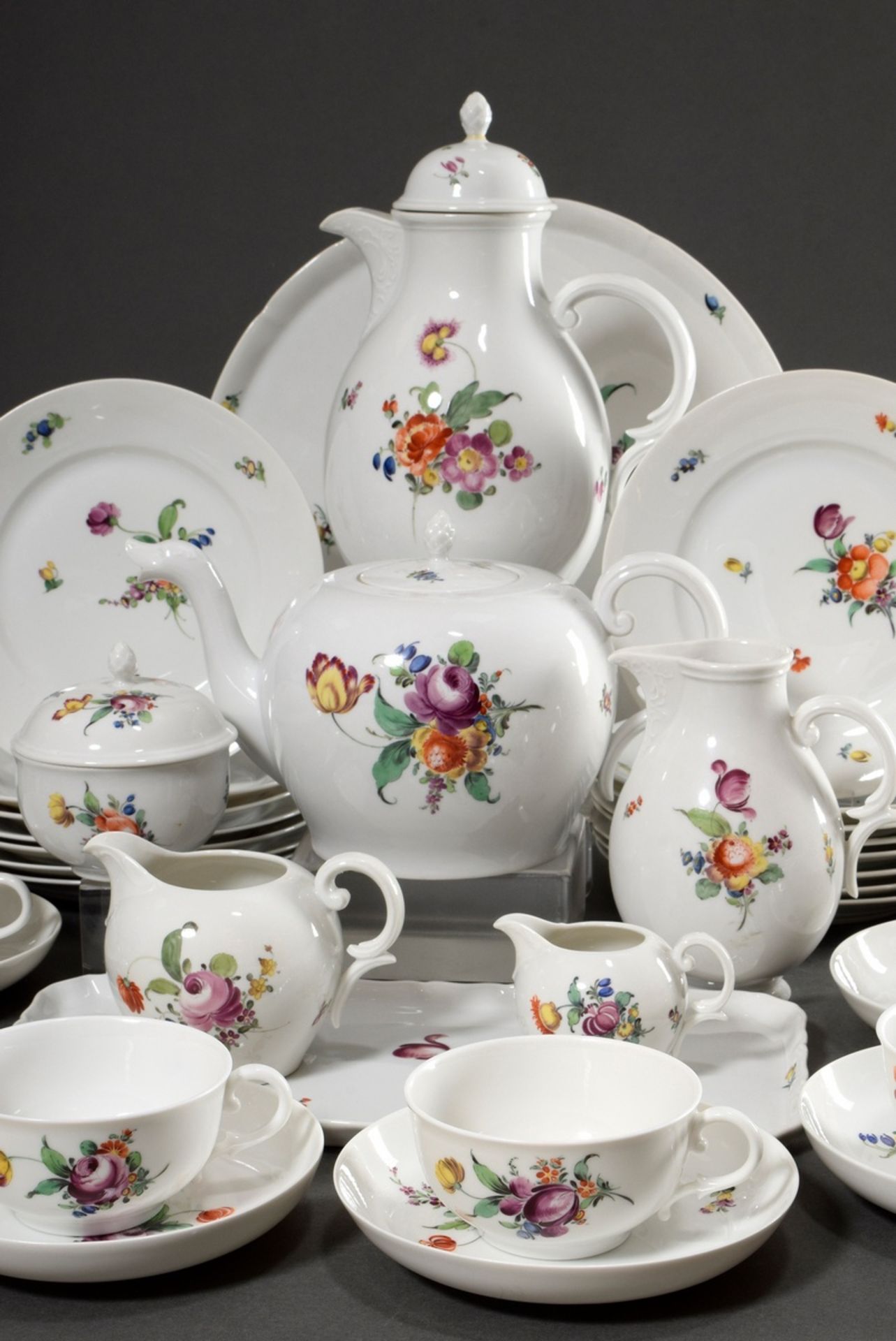 39 piece Nymphenburg coffee-tea service "Flower", 20th century, consisting of: 1 teapot with plasti
