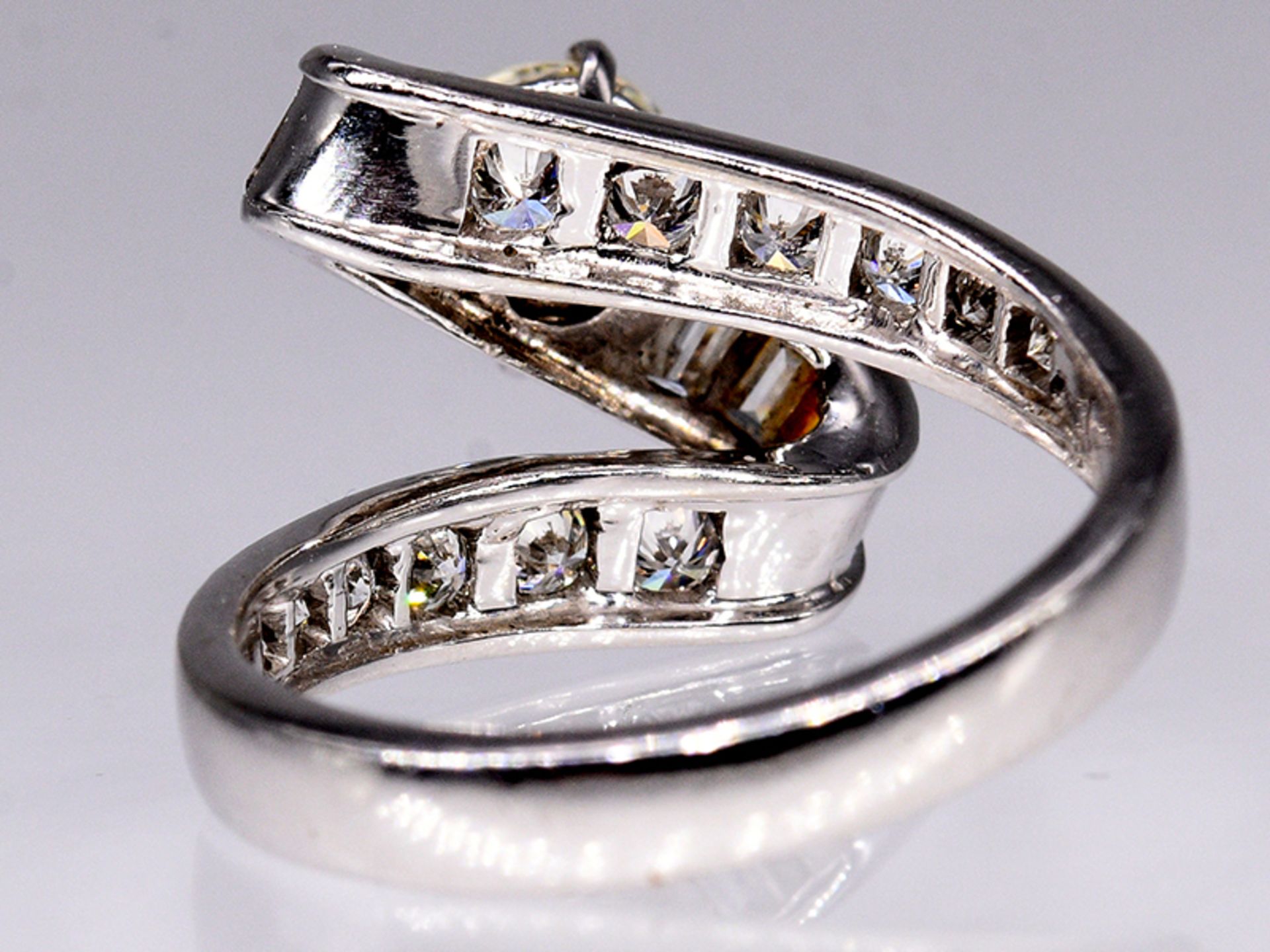 Platin-Ring mit Brillant und Diamanten, zus. ca. 1,85 ct, Juwelier Stern, Rio de Janeiro von 1970. - Bild 7 aus 7