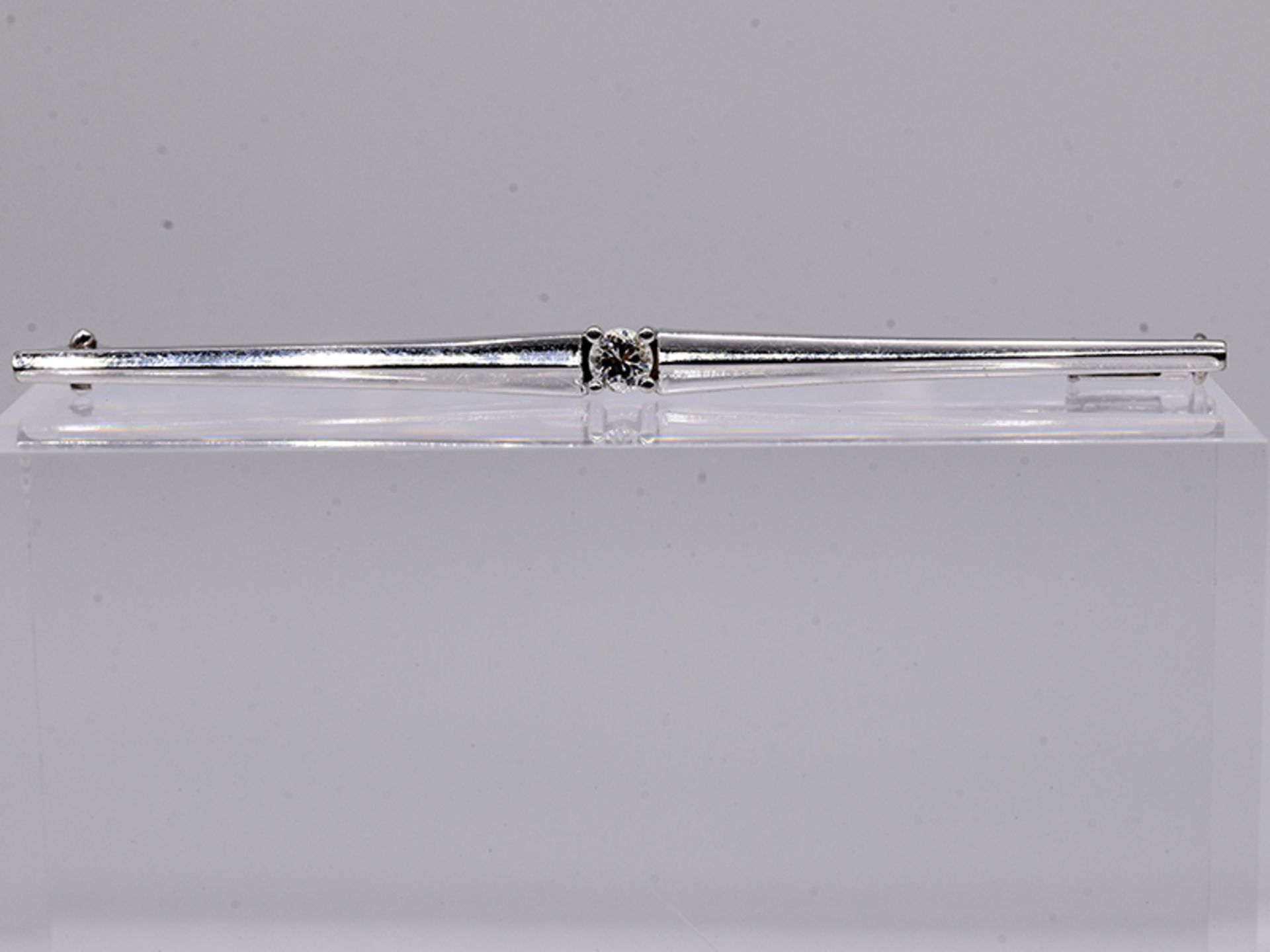 Stabnadel mit Brillant 0,12 ct, 60- er Jahre. 750/- Weißgold. Gesamtgewicht ca. 4,8 g. Längliche - Bild 2 aus 3