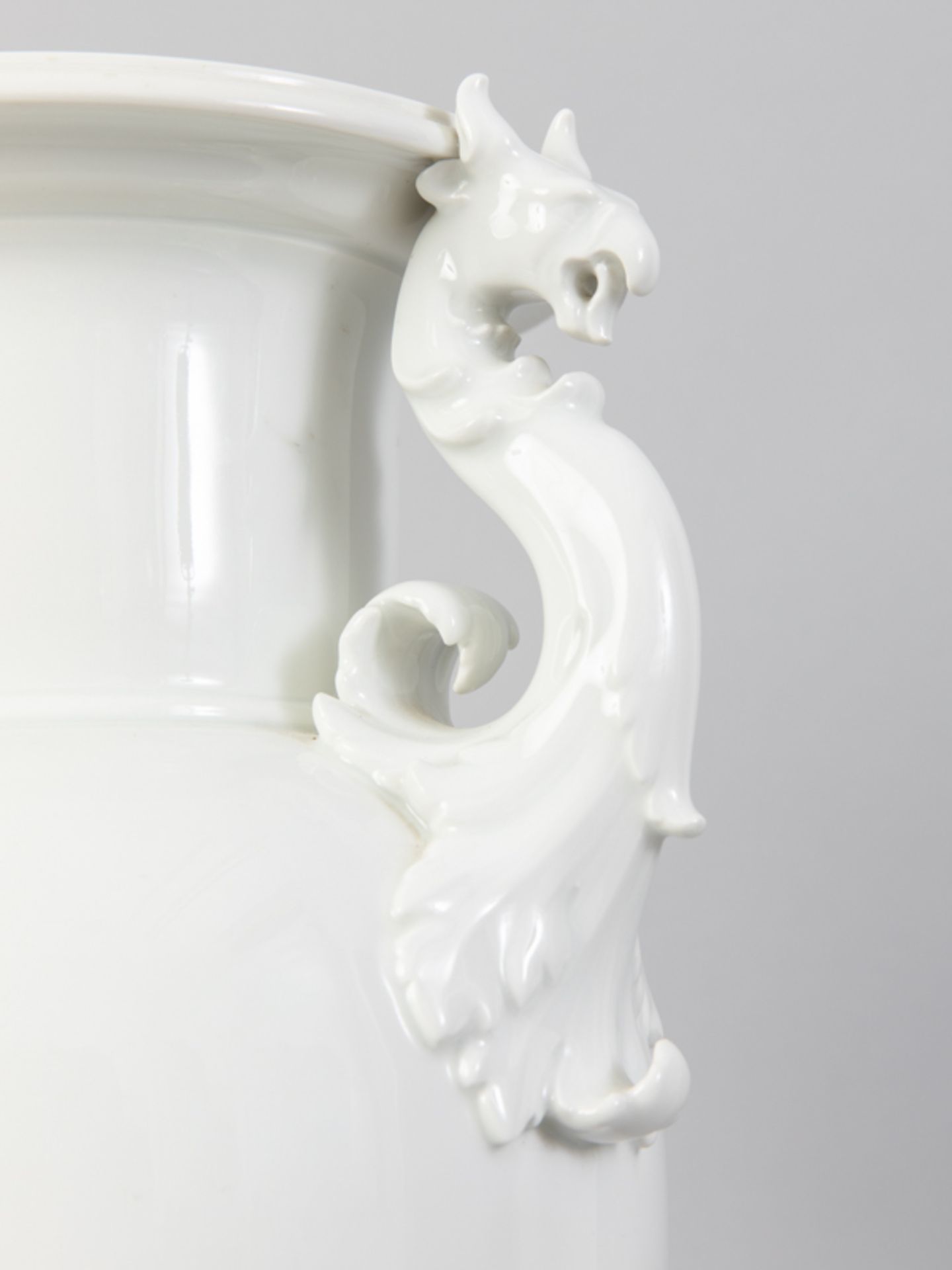 Große Amphorenvase "Französische Vase mit Greifenhenkeln", KPM-Berlin, 20. Jh. Weißporzellan (ohne - Image 2 of 4