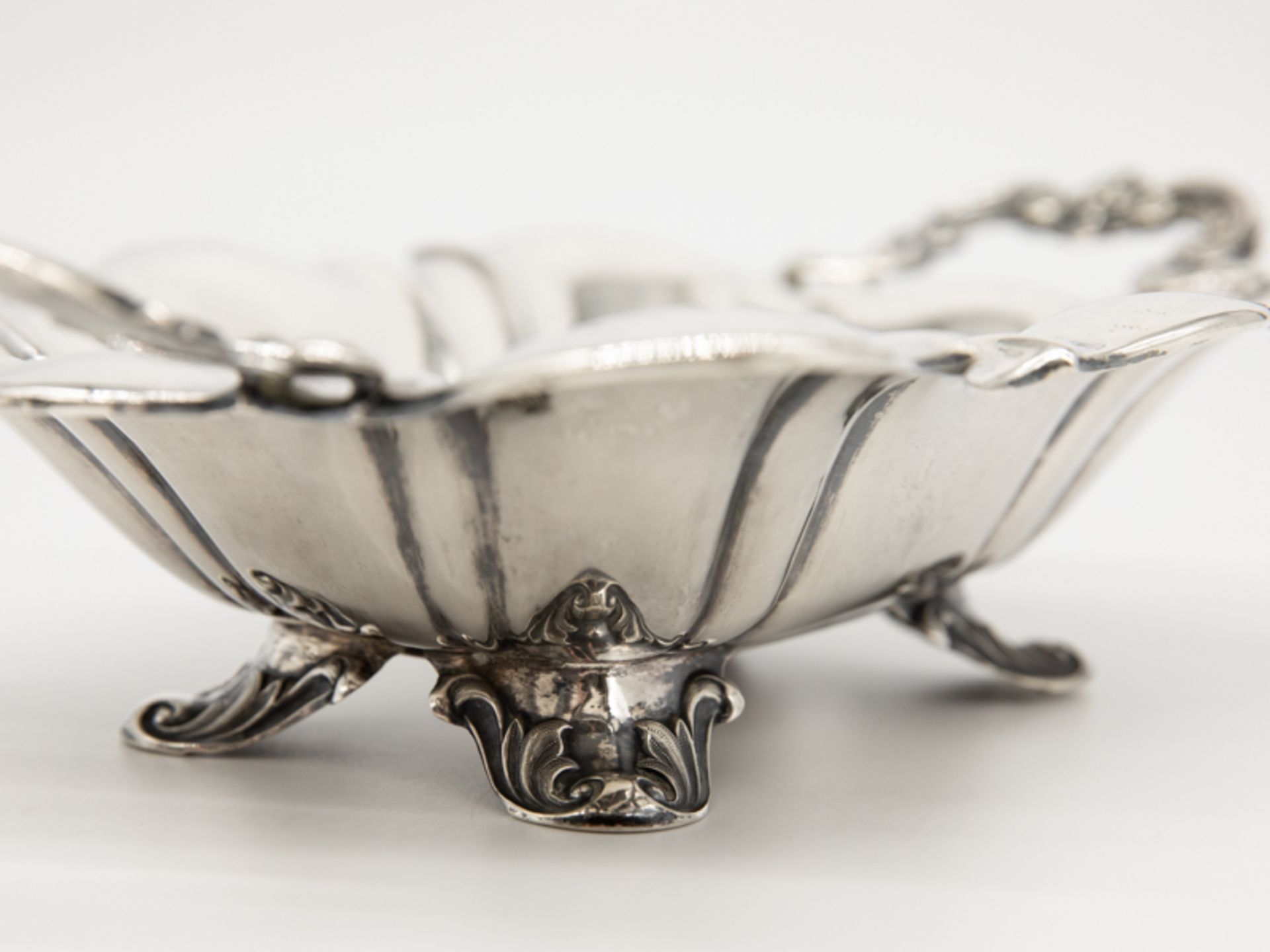 Spätbiedermeier-Doppelhenkelschale, um 1850/60. 13-lötiges Silber, ca. 247 g; rechteckig auf 4 - Image 5 of 5