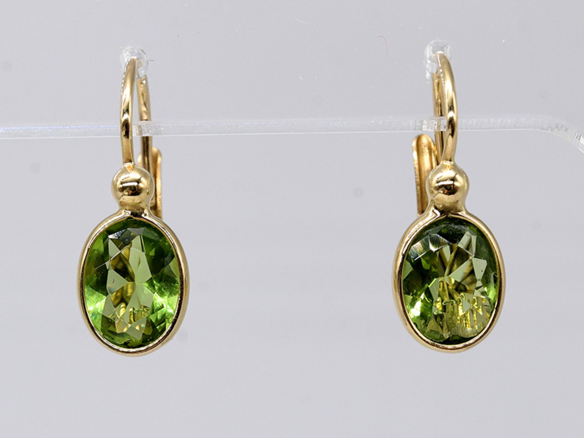 Paar Ohrringe mit Olivin Peridot. 21. Jh. 585/- Gelbgold. Gesamtgewicht ca. 2,4 g. Hochoval