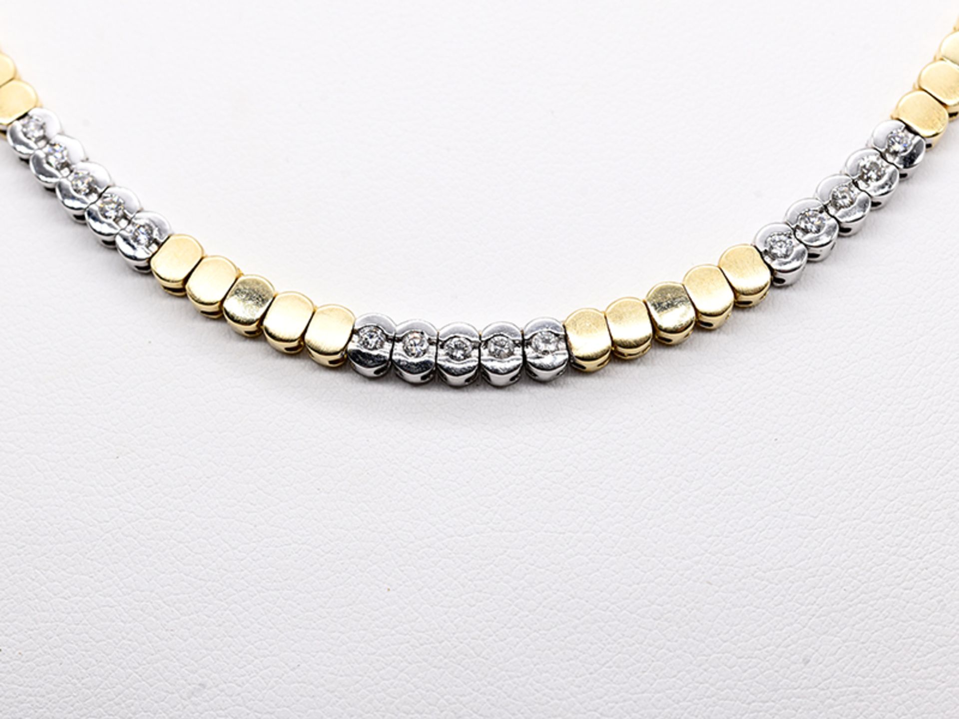 Collier mit 25 Brillanten, zus. ca. 0,75 ct, 90- er Jahre. 585/- Gelb- und Weißgold. Gesamtgewicht