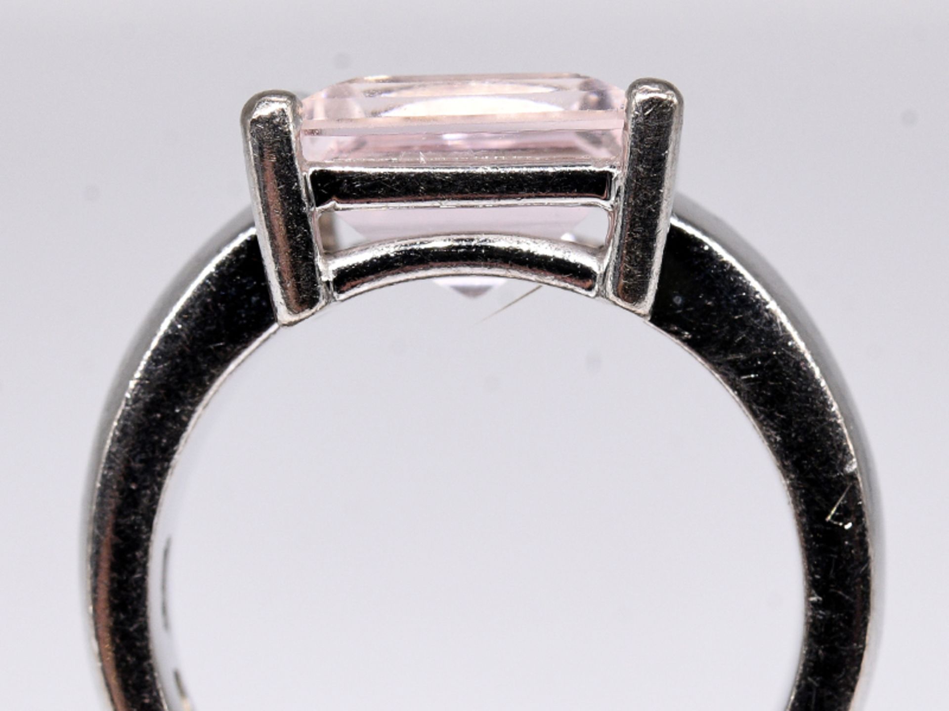 Bandring mit rosa Beryll (Morganit) ca. 5 ct, 21. Jh. 750/- Weißgold. Gesamtgewicht ca. 13 g. - Bild 3 aus 6