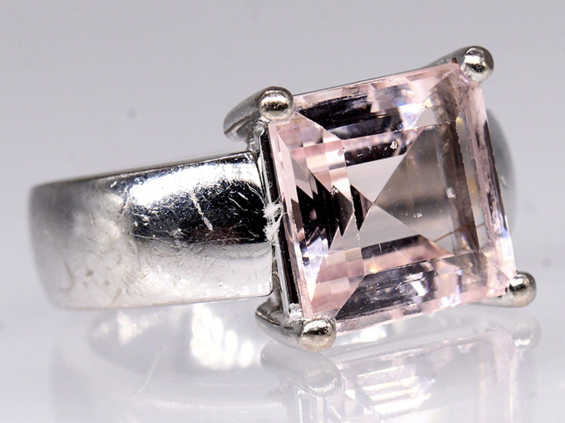 Bandring mit rosa Beryll (Morganit) ca. 5 ct, 21. Jh. 750/- Weißgold. Gesamtgewicht ca. 13 g. - Bild 2 aus 6