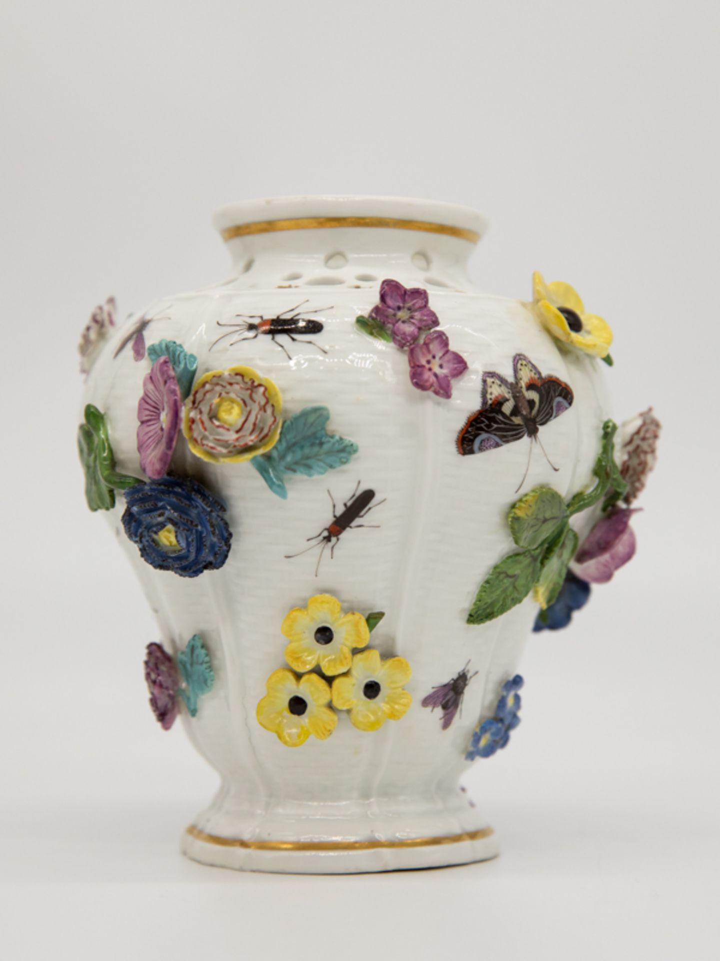 Kleine Potpourri-Vase mit Blüten und Insekten, Meissen, um 1740. Weißporzellan mit naturalistisch - Image 7 of 8