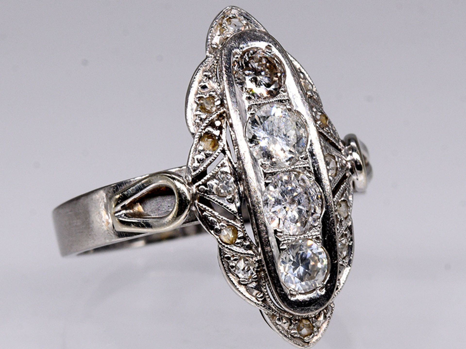 Ring mit 4 Diamanten und Diamantrosen, zus. ca. 0,5 ct, Art Deco und 90- er Jahre. 585/- Weißgold.