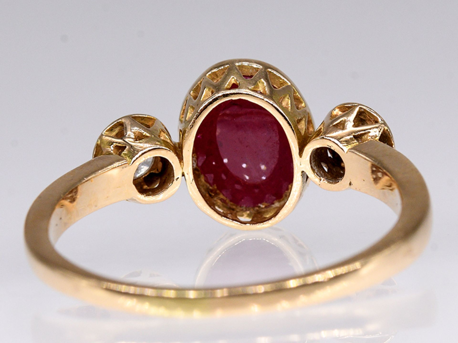 Ring mit Rubin-Cabochon und 2 Brillanten, zus. ca. 0,15 ct, 80- er Jahre. 585/- Gelbgold. - Image 4 of 4