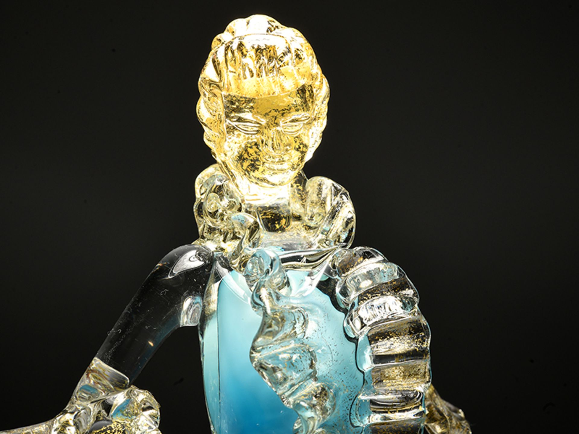 Glasfigur einer Dame im Rokokostil, wohl Barovier & Toso, Murano, 20. Jh. Farbloses Glas, in teils - Image 5 of 8