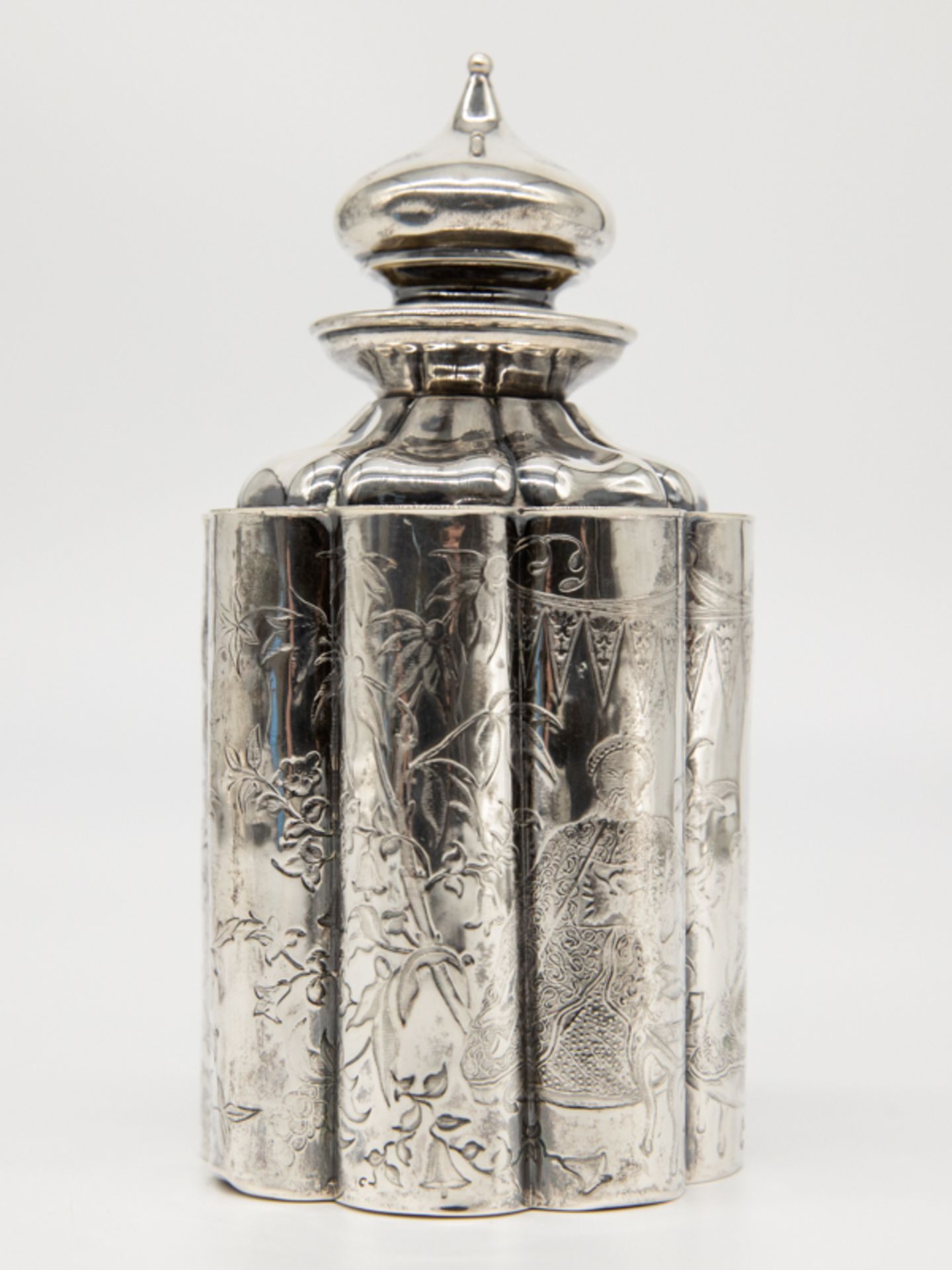 Biedermeier-Teedose mit chinoisem Dekor, Deutschland, um 1860/70. 750/-Silber, ca. 138 g; - Image 4 of 5