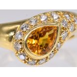 Ring mit gelbem Saphir und 16 Brillanten zus. 0,36 ct, 90- er Jahre. 750/- Gelbgold. Gesamtgewicht