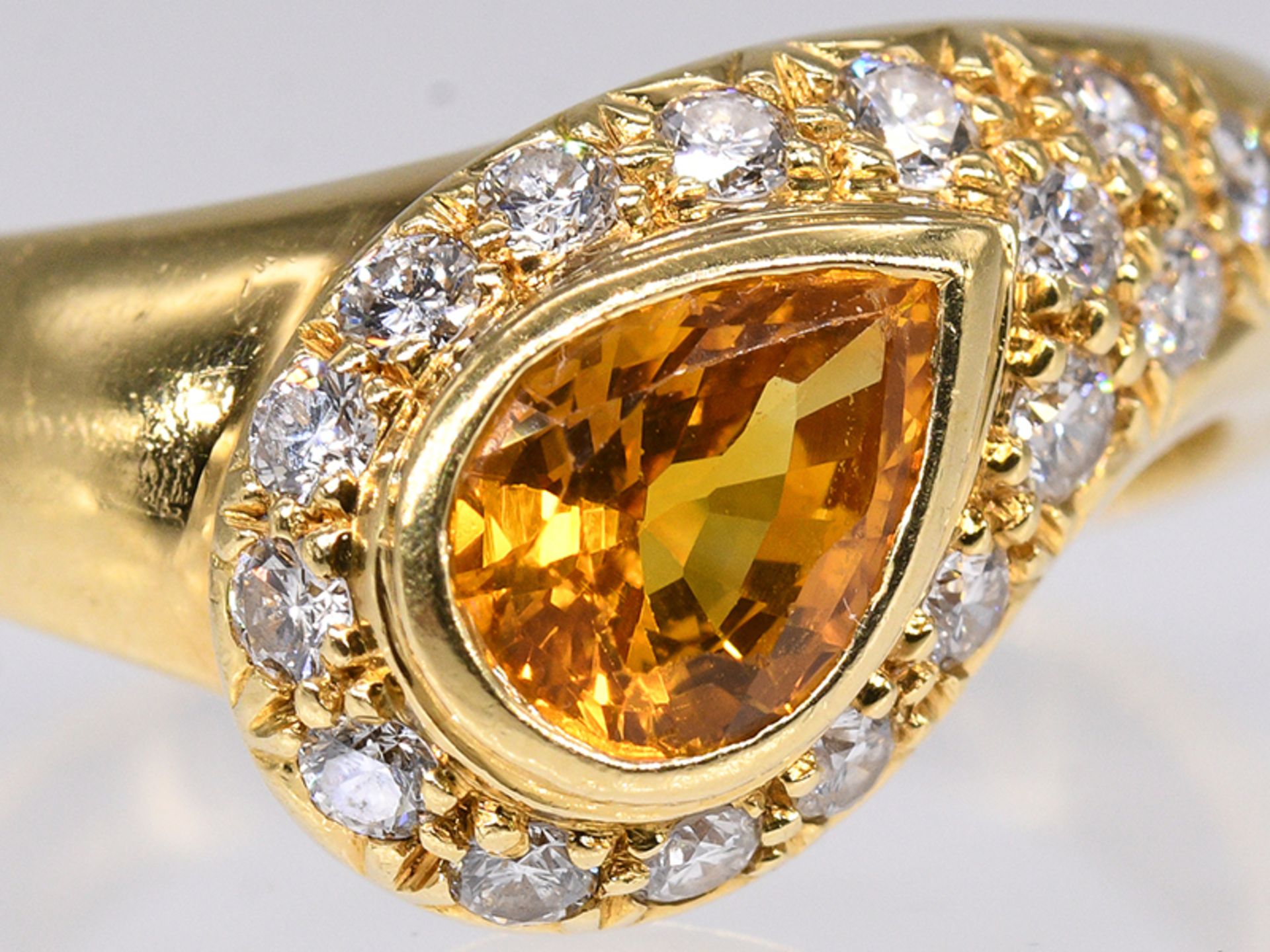 Ring mit gelbem Saphir und 16 Brillanten zus. 0,36 ct, 90- er Jahre. 750/- Gelbgold. Gesamtgewicht