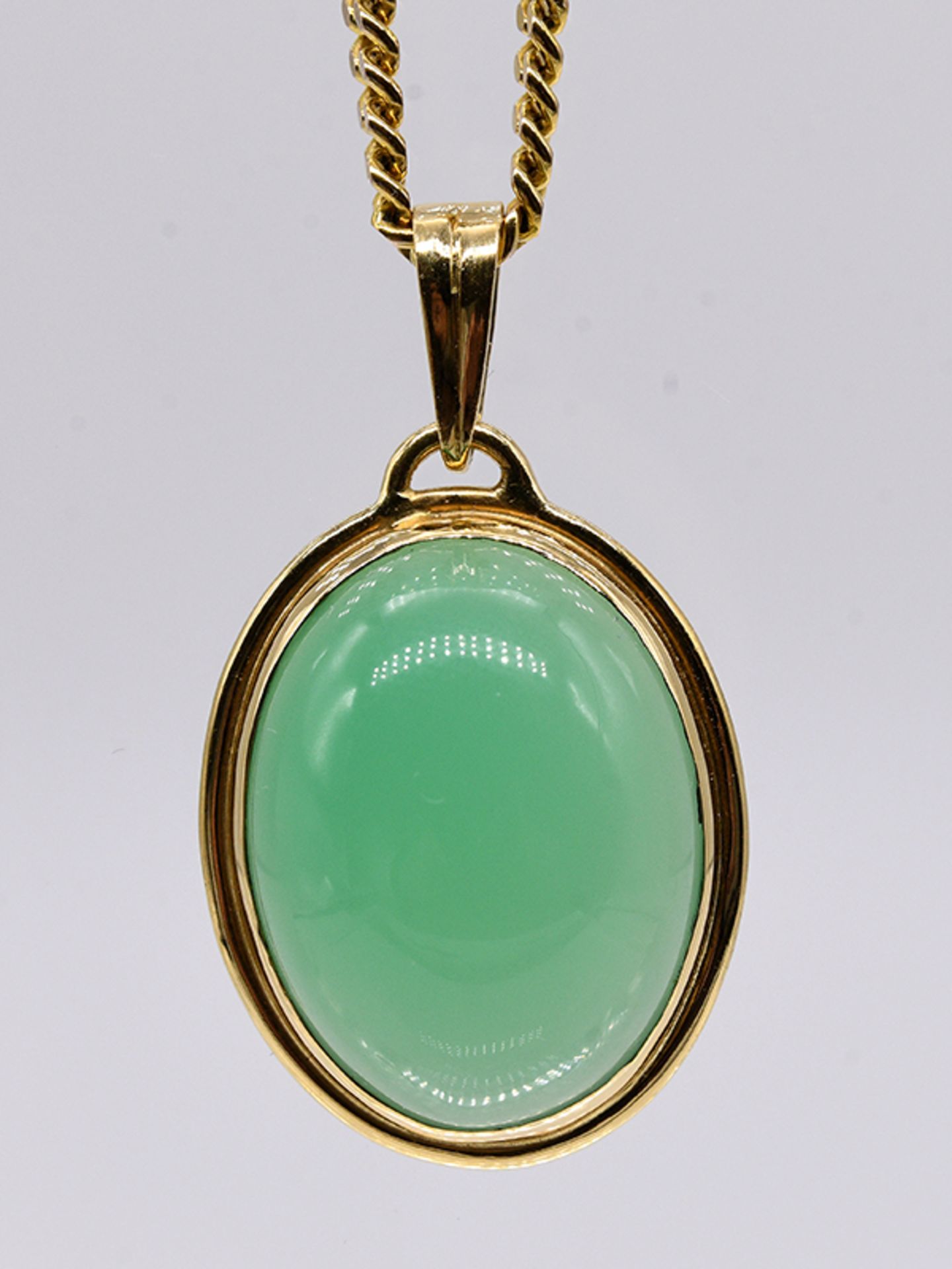 Anhänger mit Chrysopras-Cabochon und lange Collierkette, Goldschmiedearbeit, 90- er Jahre. 750/-