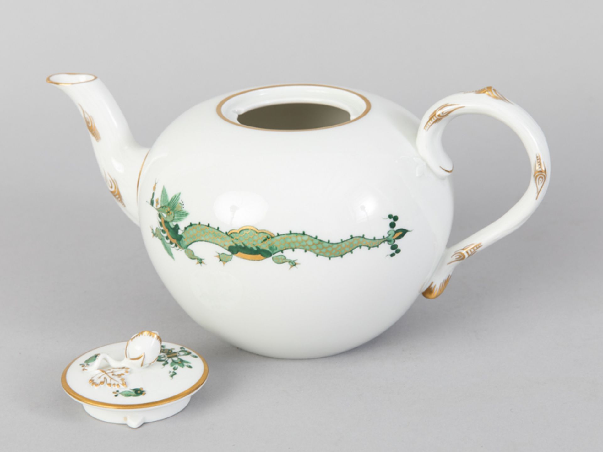 Teekanne "Grüner Drache", Meissen, 20. Jh. Weissporzellan mit goldschattierter Drachenmalerei, - Image 5 of 5