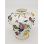 Kleine Potpourri-Vase mit Blüten und Insekten, Meissen, um 1740. Weißporzellan mit naturalistisch
