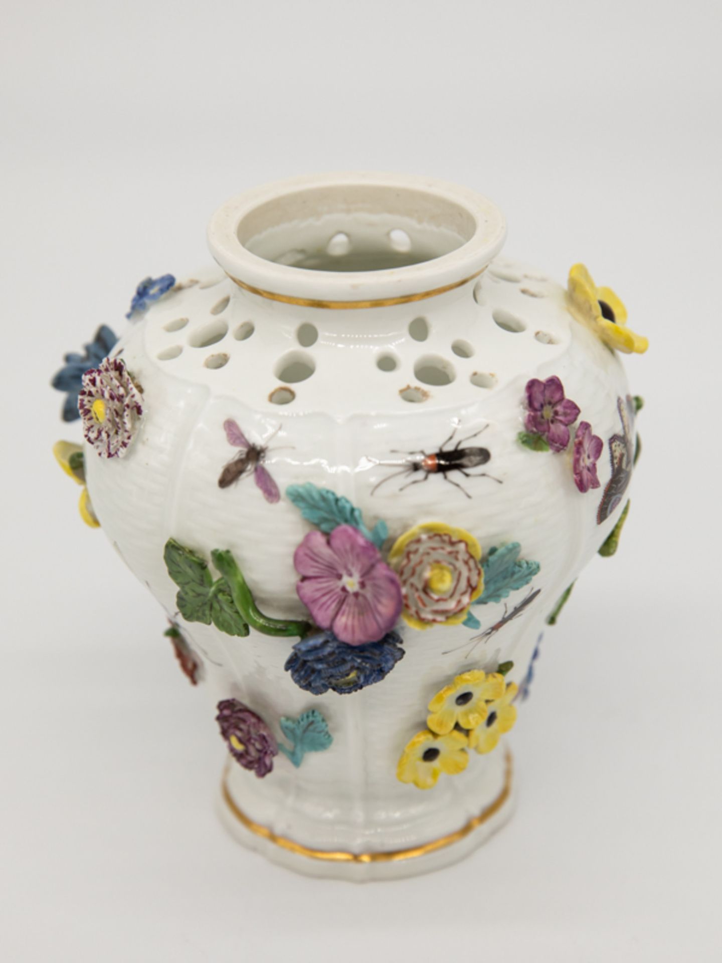 Kleine Potpourri-Vase mit Blüten und Insekten, Meissen, um 1740. Weißporzellan mit naturalistisch