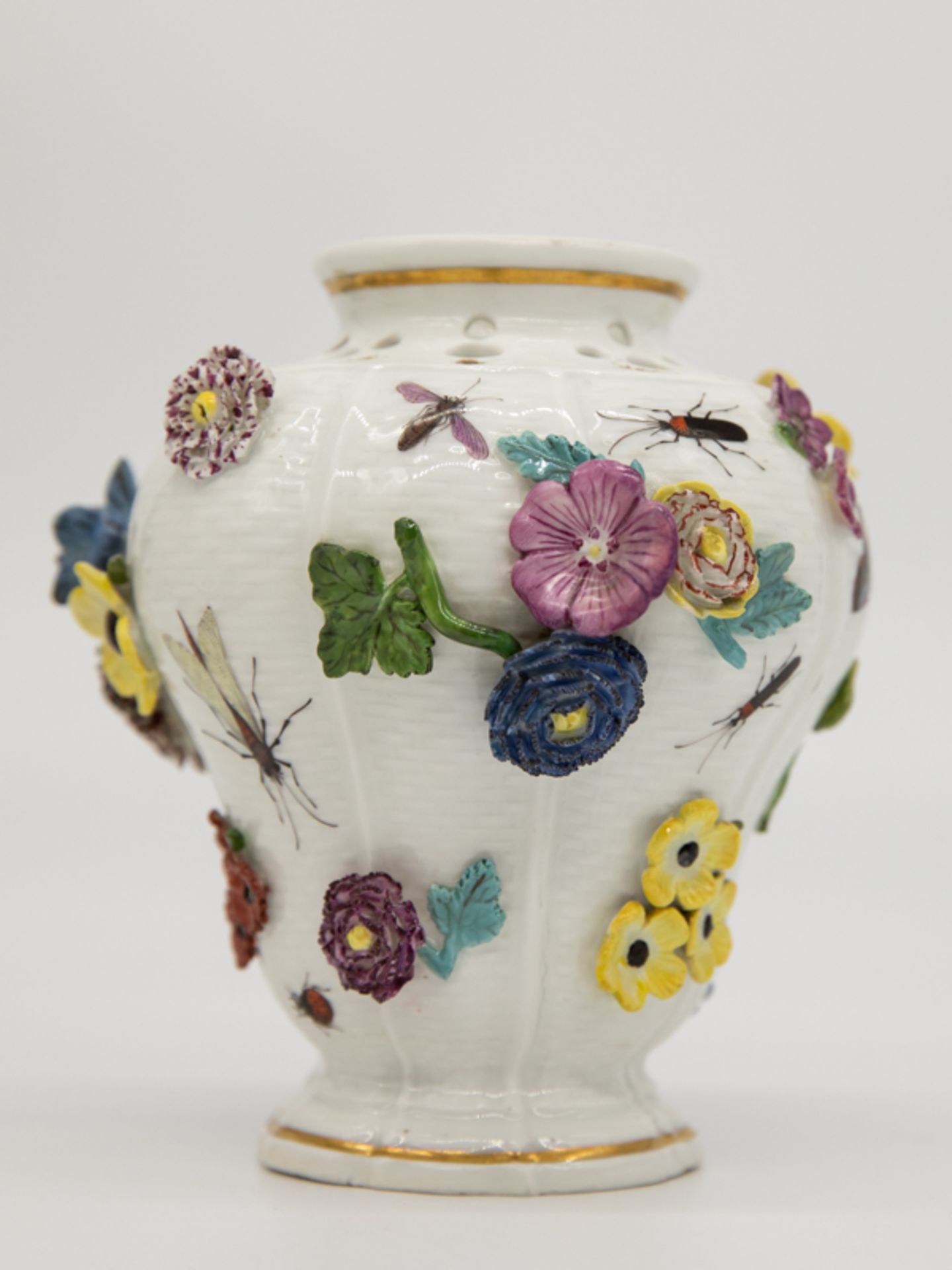 Kleine Potpourri-Vase mit Blüten und Insekten, Meissen, um 1740. Weißporzellan mit naturalistisch - Image 8 of 8