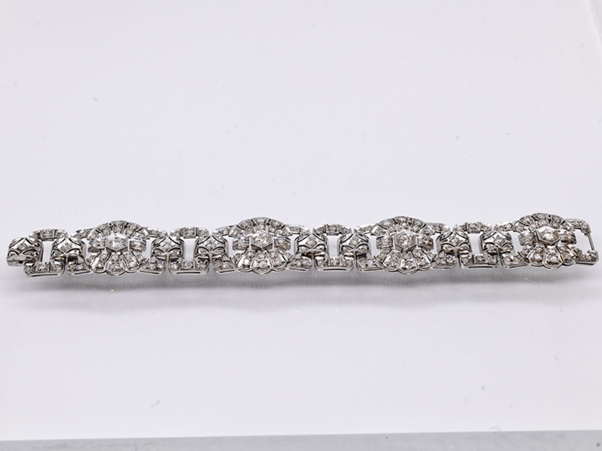 Silbernes Armband mit reichhaltigem Diamantenbesatz, zus. ca. 5 ct, im Art Deco Stil. Silber. - Bild 5 aus 5