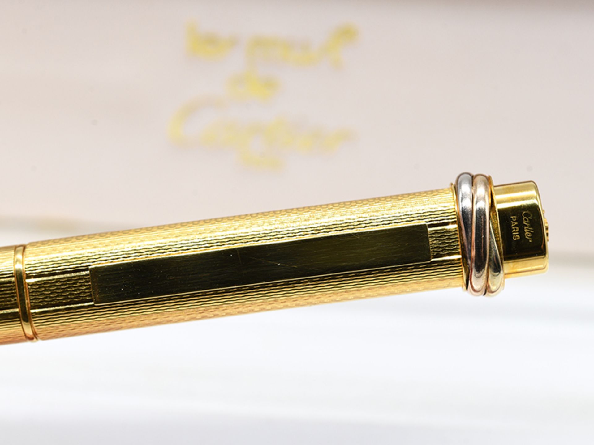 Cartier-Kugelschreiber "Vendome", Paris, 20. Jh. Vergoldet. Oval. Oben an der Hülle mit dem - Bild 4 aus 6