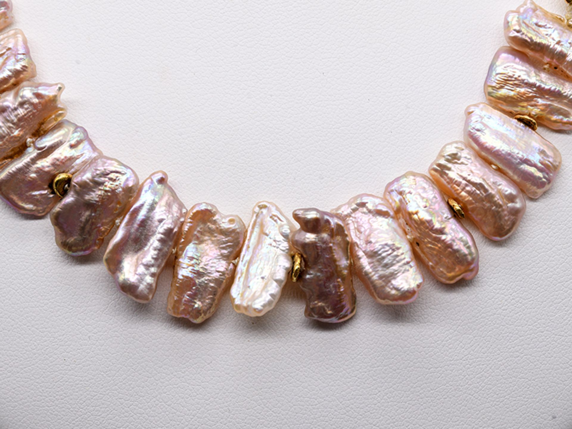 Collier aus Biwa-Perlen und goldenen Zwischengliedern, 21. Jh. 750/- Gelbgold-Verschluss- und - Image 2 of 4