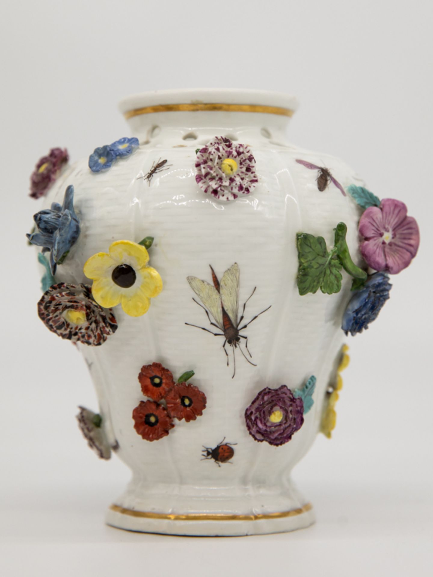 Kleine Potpourri-Vase mit Blüten und Insekten, Meissen, um 1740. Weißporzellan mit naturalistisch - Image 3 of 8