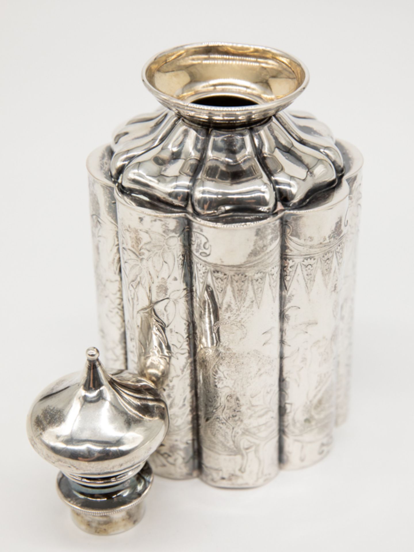 Biedermeier-Teedose mit chinoisem Dekor, Deutschland, um 1860/70. 750/-Silber, ca. 138 g; - Image 2 of 5