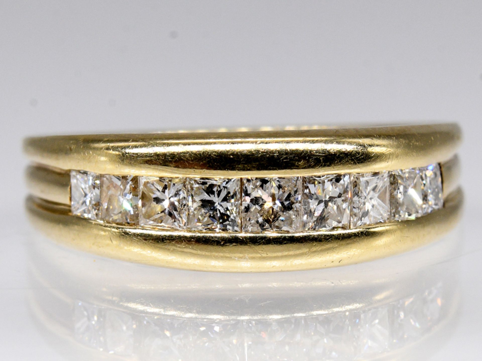 Ring mit 9 Diamanten, zus. ca. 0,96 ct, 90- er Jahre. 585/- Gelbgold. Gesamtgewicht ca. 4,4 g.