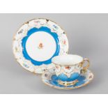 Prunkgedeck "B-Form" mit Streublumen, Hellblau + Gold, Meissen, 20. Jh. Weißporzellan mit